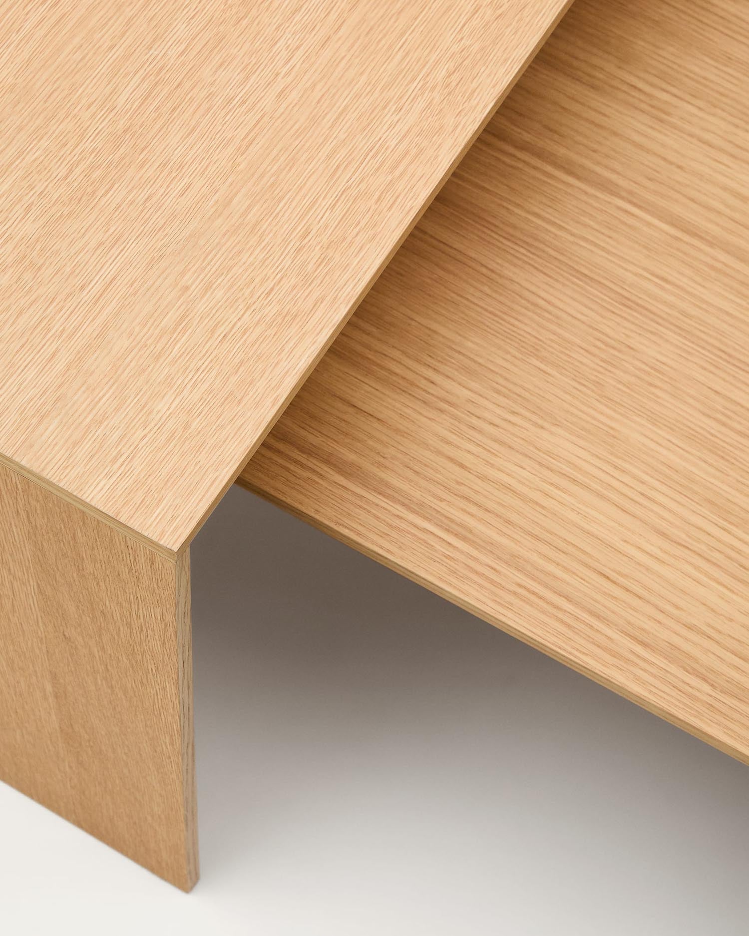 Moderner Couchtisch Litto aus Eichenfurnier, 140x70 cm, naturfarben, von Kave Home. Ideal für stilvolle und gemütliche Wohnbereiche.