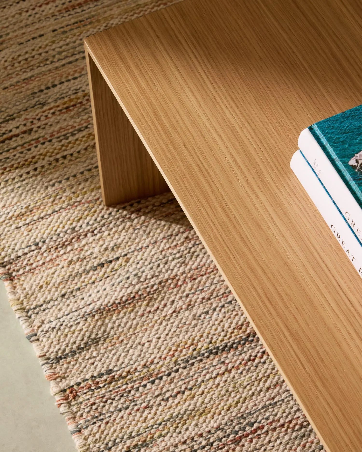 Eleganter Couchtisch Litto aus Eichenfurnier, naturfarben, 140x70 cm, von Kave Home. Perfekt für modernes Wohnen und stilvolle Einrichtung.