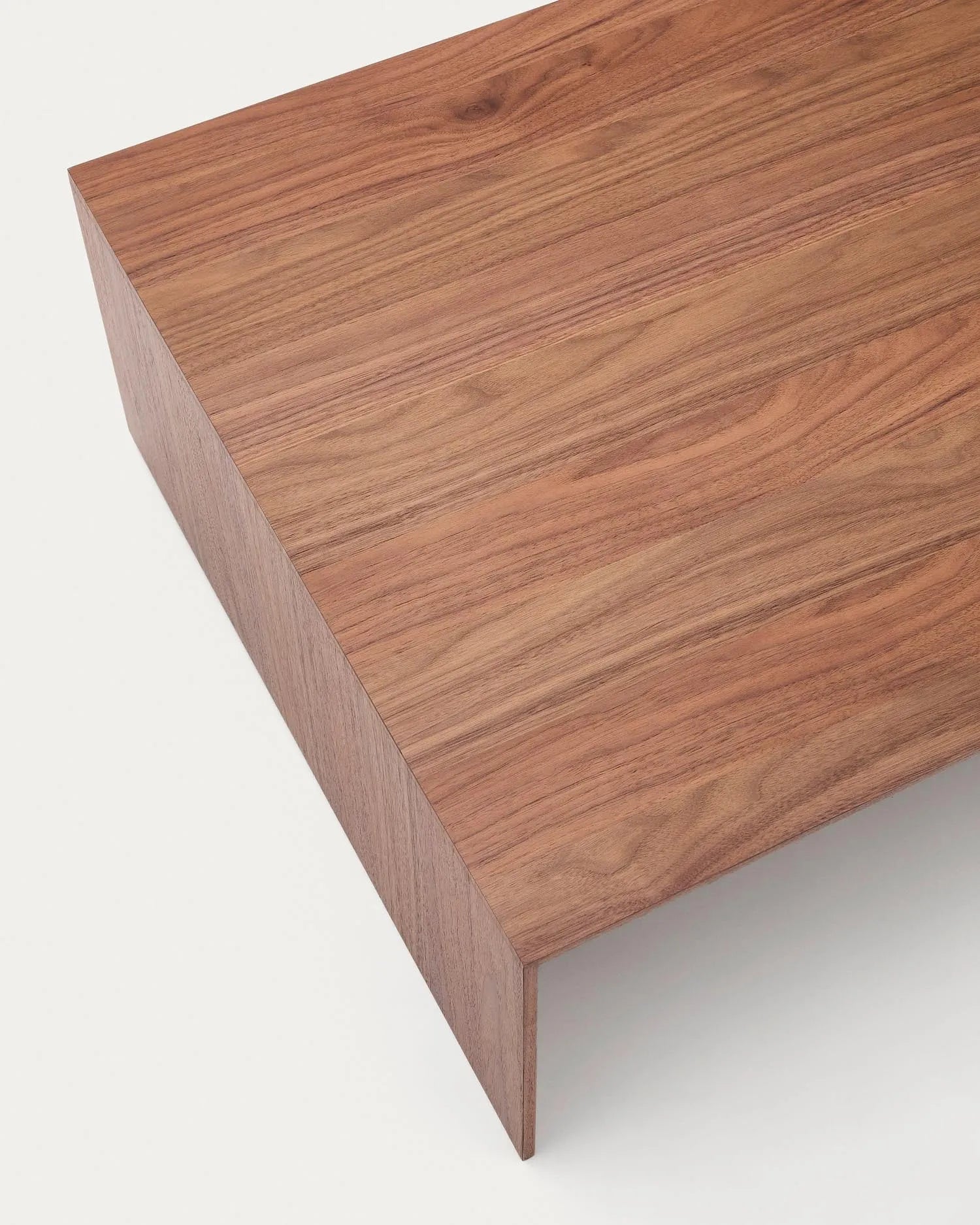 Eleganter Couchtisch Litto aus Walnussfurnier, naturfarben, 140x70 cm, von Kave Home – modernes Design für stilvolle Wohnräume.