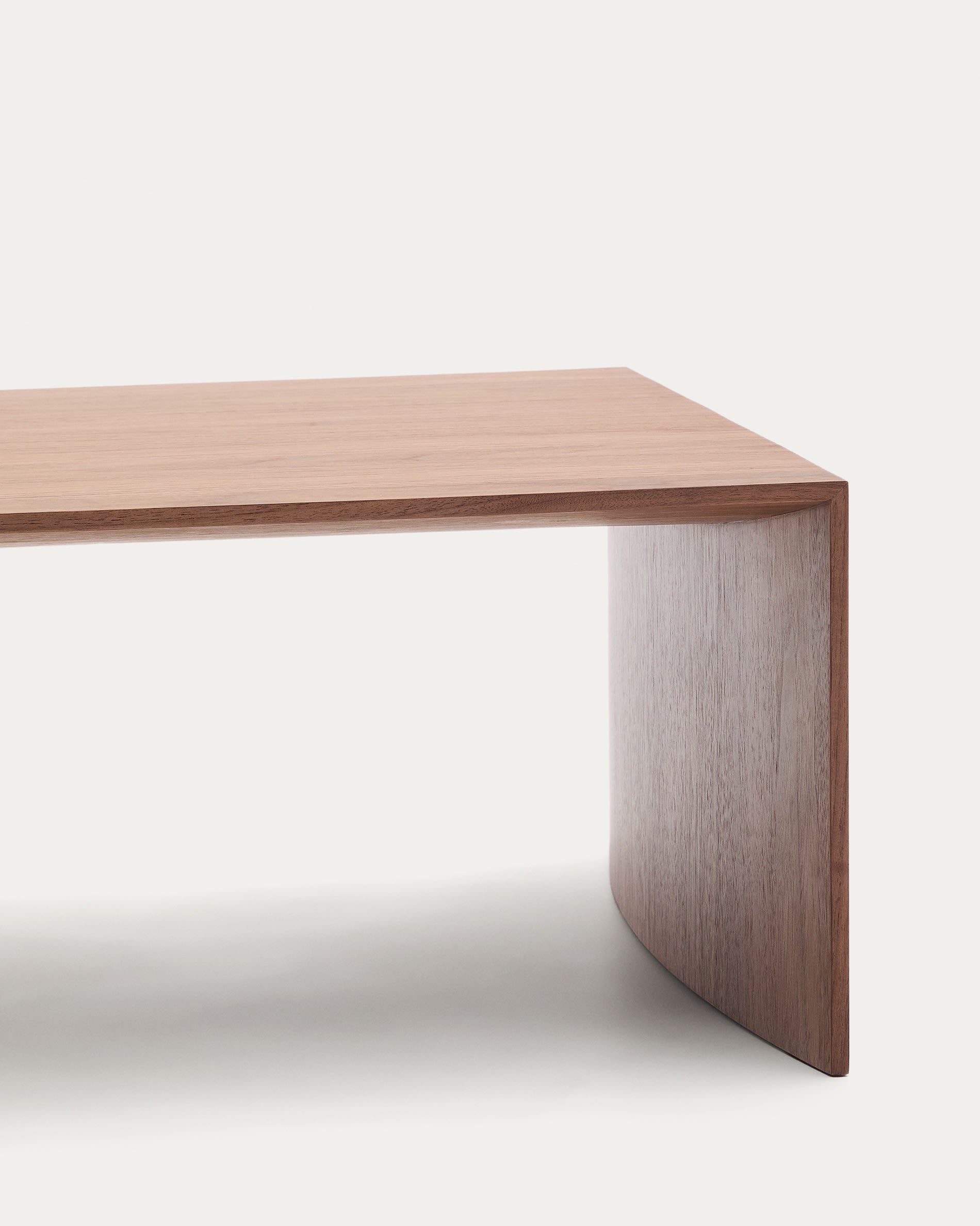 Moderner Couchtisch Litto aus Walnussfurnier, naturfarbenes Finish, 140x70 cm, von Kave Home – stilvoll und funktional für Ihr Zuhause.