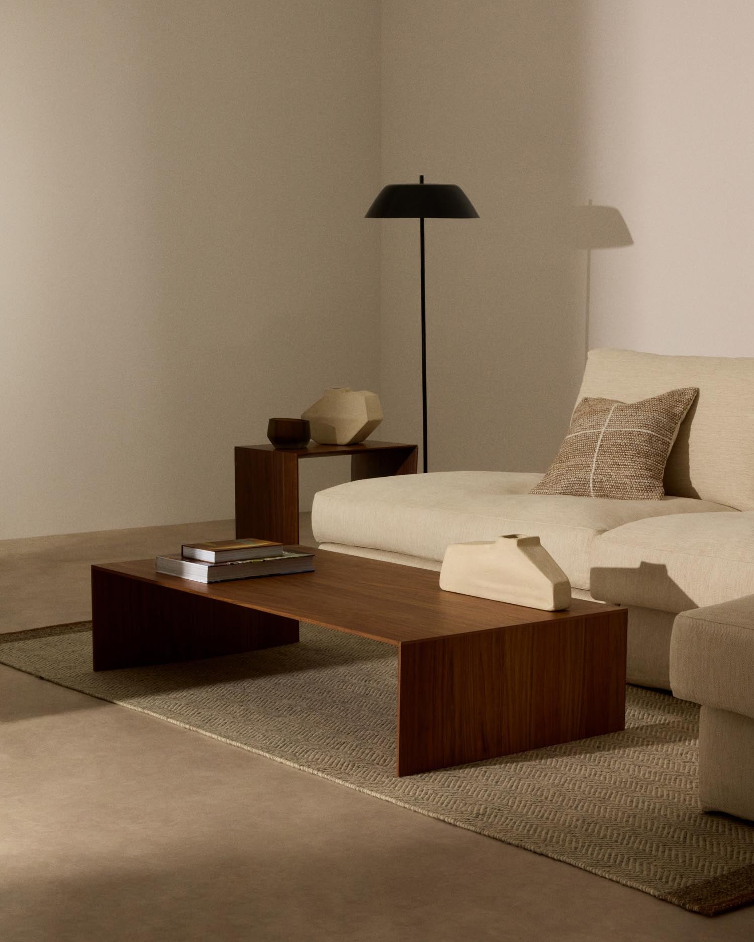 Moderner Couchtisch Litto aus Walnussfurnier, naturfarbenes Finish, 140x70 cm, stilvoll und funktional von Kave Home.