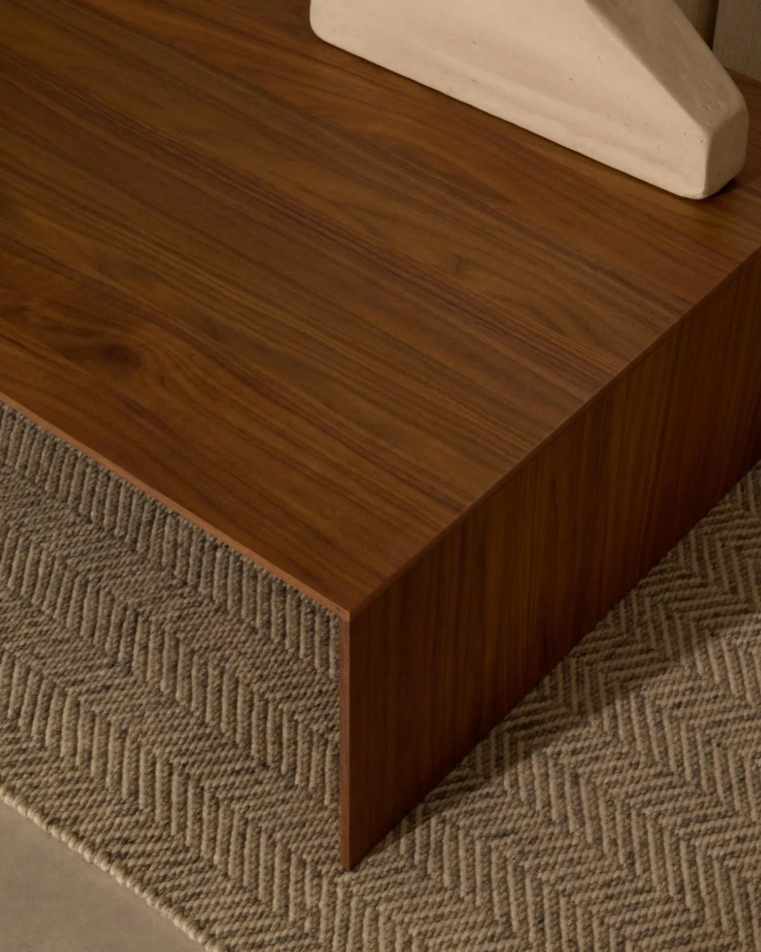 Moderner Couchtisch Litto aus Walnussfurnier, naturfarbenes Finish, 140x70 cm, von Kave Home – stilvoll und funktional für Ihr Wohnzimmer.