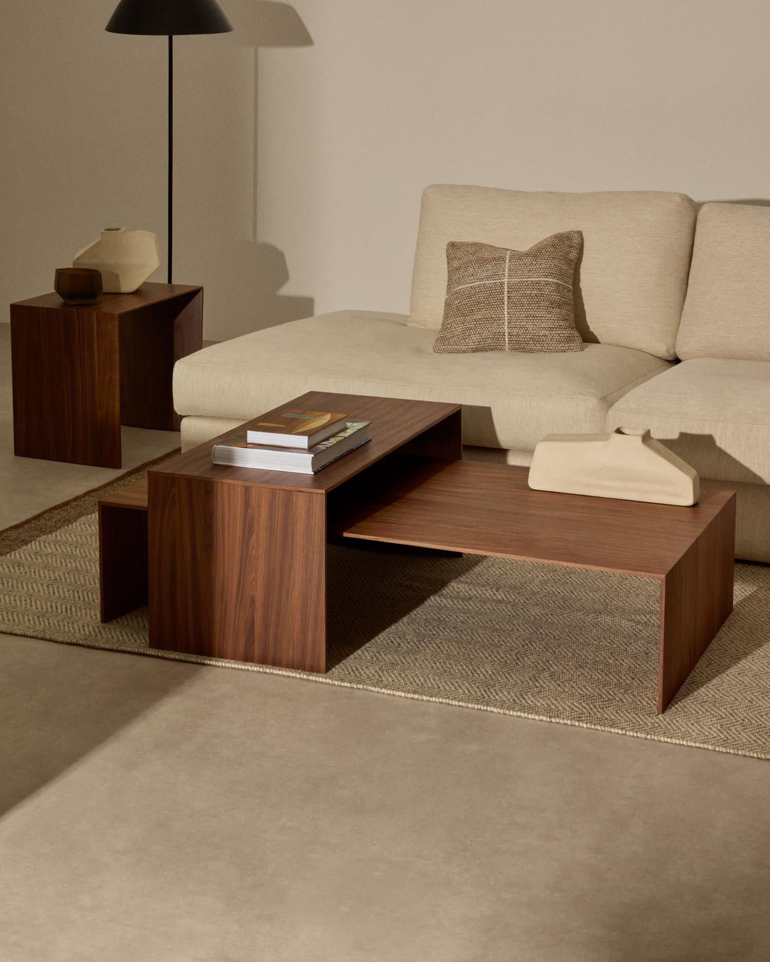 Eleganter Couchtisch Litto aus Walnussfurnier mit natürlichem Finish, 140x70 cm, von Kave Home – modern und praktisch für Ihr Zuhause.