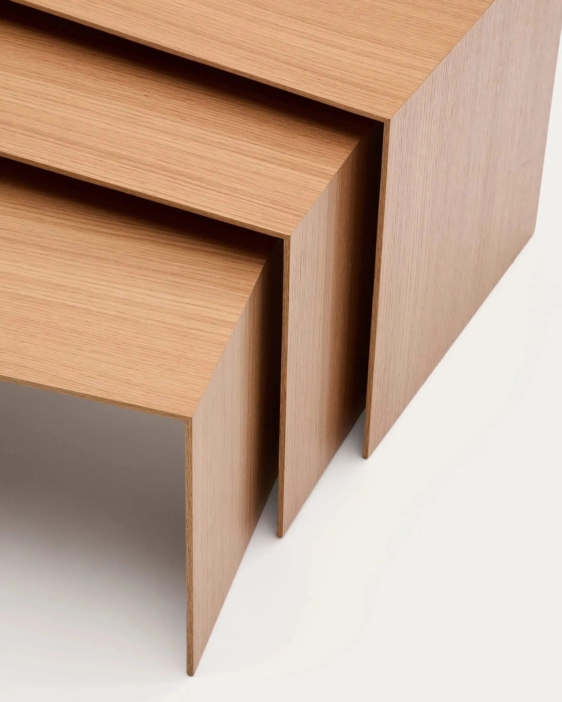 Set Litto: 3 elegante Satztische aus Eichenfurnier, naturfarben, Maße 60x40, 51x36, 42x31 cm, ideal für modernes Wohnen.