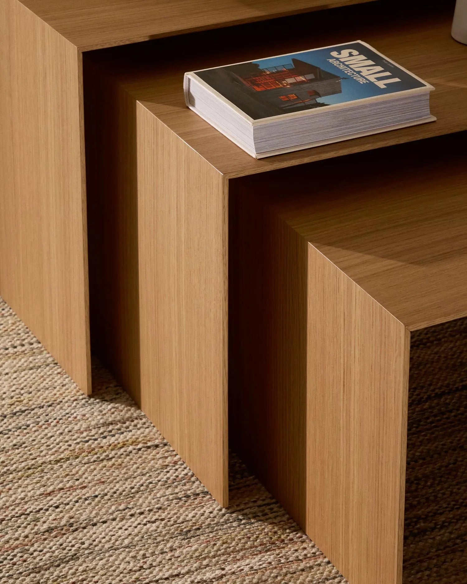 Set Litto: 3 elegante Satztische aus Eichenfurnier, naturfarben, Größen 60x40, 51x36, 42x31 cm, stilvoll und funktional.