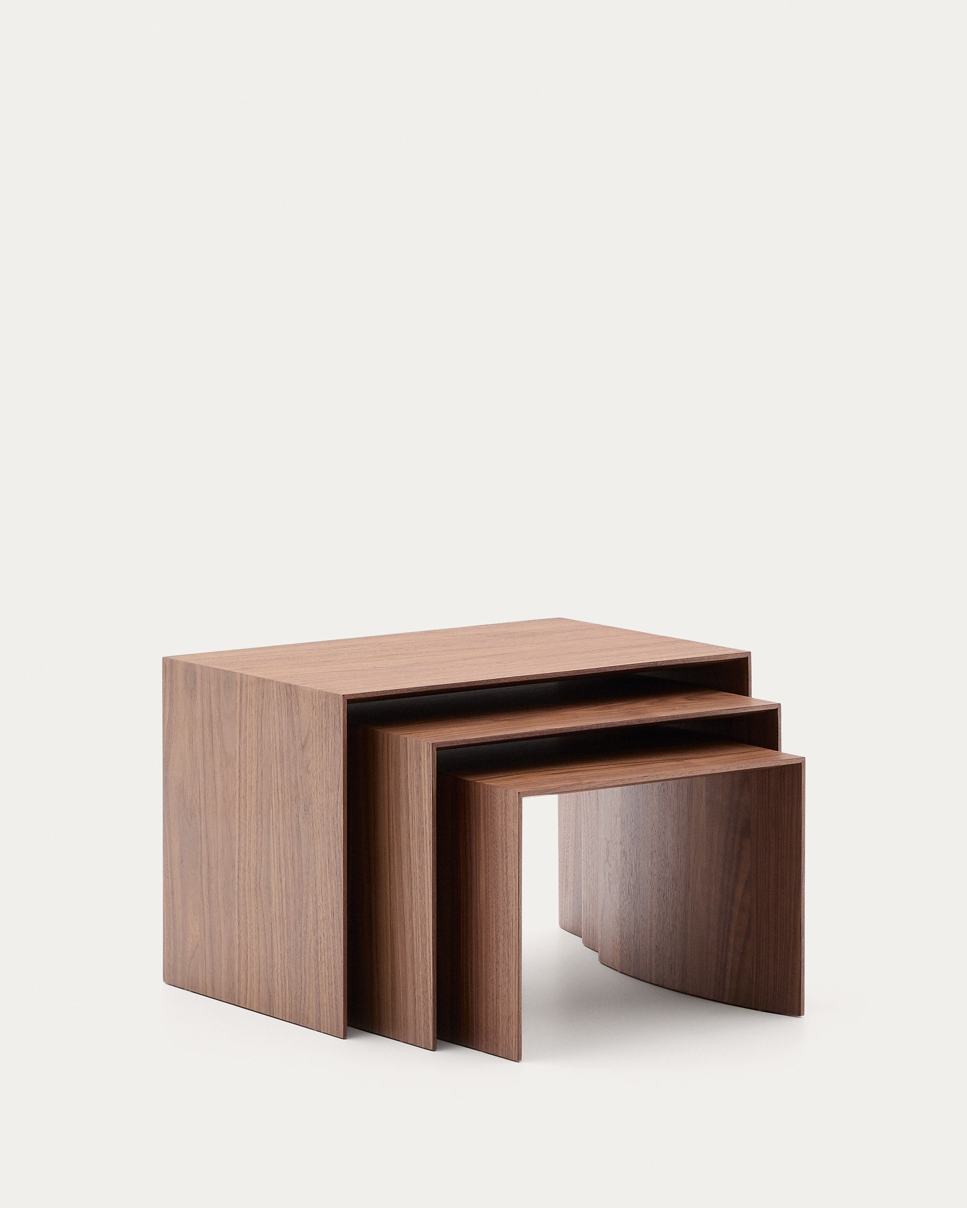 Elegantes Set aus 3 Nesttischen mit Walnussfurnier und natürlichem Finish, ideal für stilvolle und moderne Wohnräume.