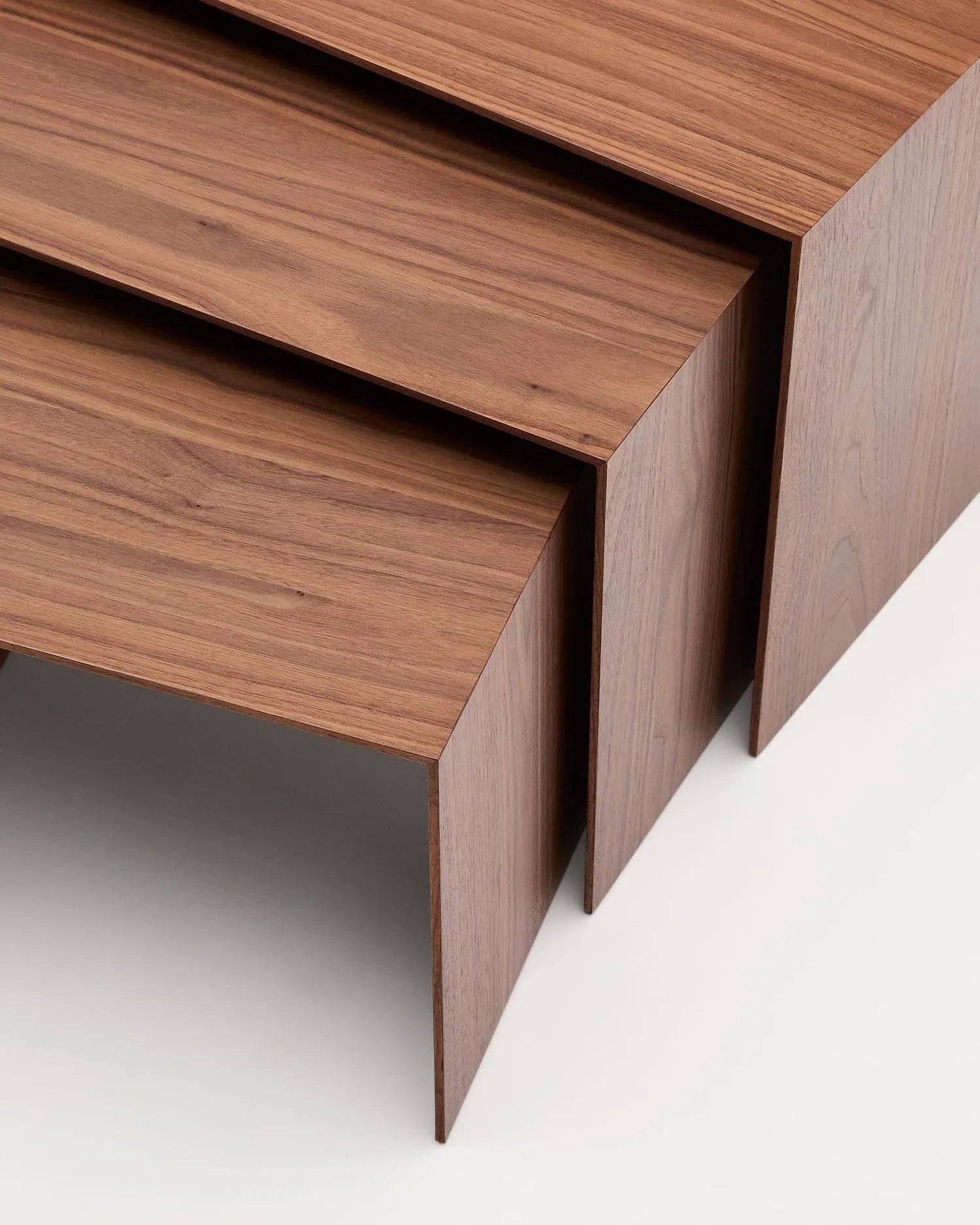 Set aus 3 stilvollen Nesttischen mit Walnussfurnier und natürlichem Finish, perfekt für moderne und elegante Wohnräume.
