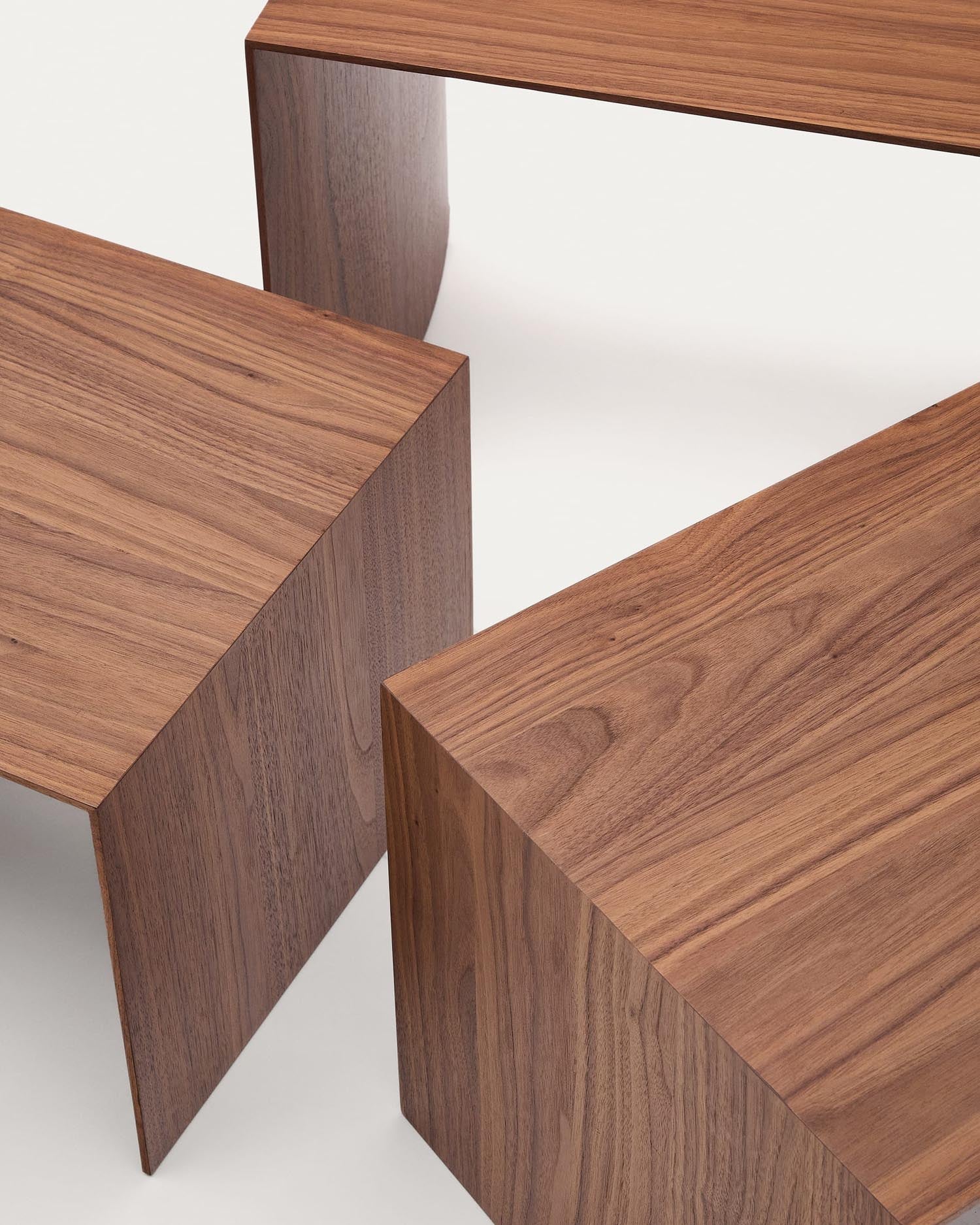Elegantes Set aus 3 Nesttischen mit Walnussfurnier und natürlichem Finish, ideal für stilvolle und moderne Wohnräume.