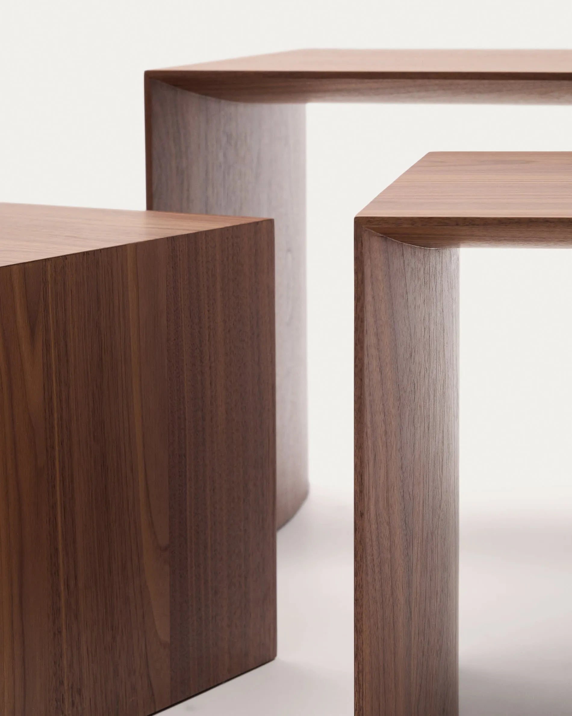 Elegantes Set aus 3 Nesttischen mit Walnussfurnier und natürlichem Finish, ideal für stilvolle und moderne Wohnräume.