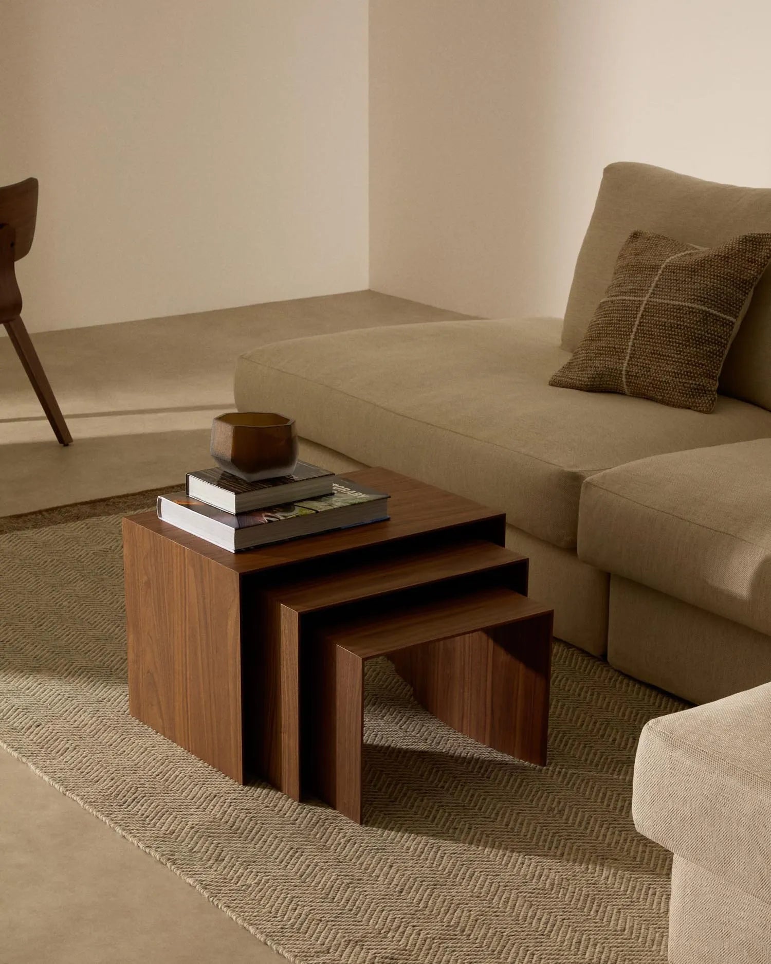 Set aus 3 stilvollen Nesttischen mit Walnussfurnier und natürlichem Finish, perfekt für moderne und elegante Wohnräume.