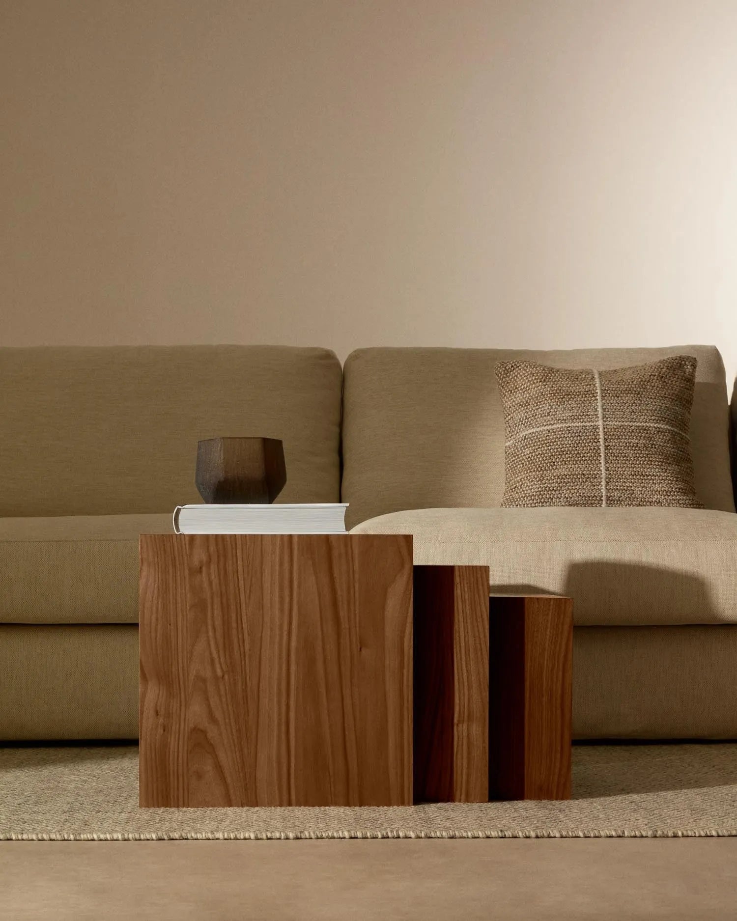 Elegantes Set aus 3 Nesttischen mit Walnussfurnier und natürlichem Finish, ideal für stilvolle und moderne Wohnräume.