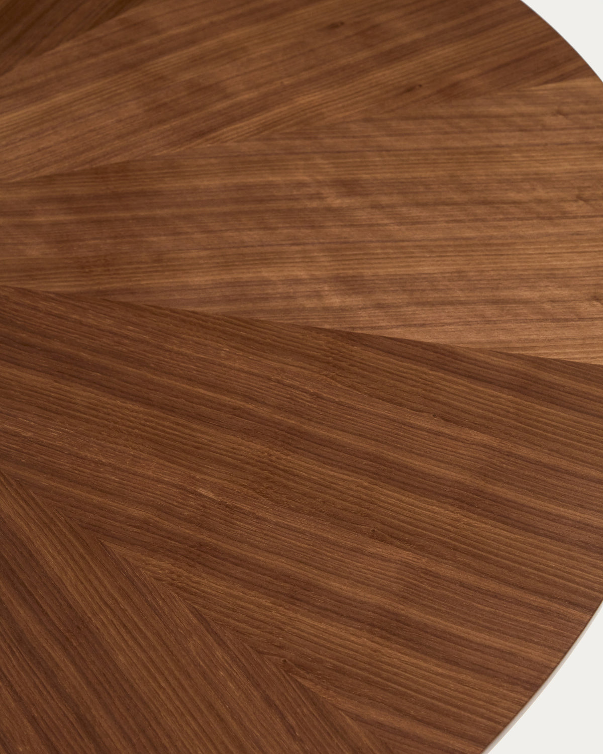 Naanim runder Tisch aus Nussholzfurnier Ø 120 cm in Dunkelbraun präsentiert im Onlineshop von KAQTU Design AG. Esstisch ist von Kave Home
