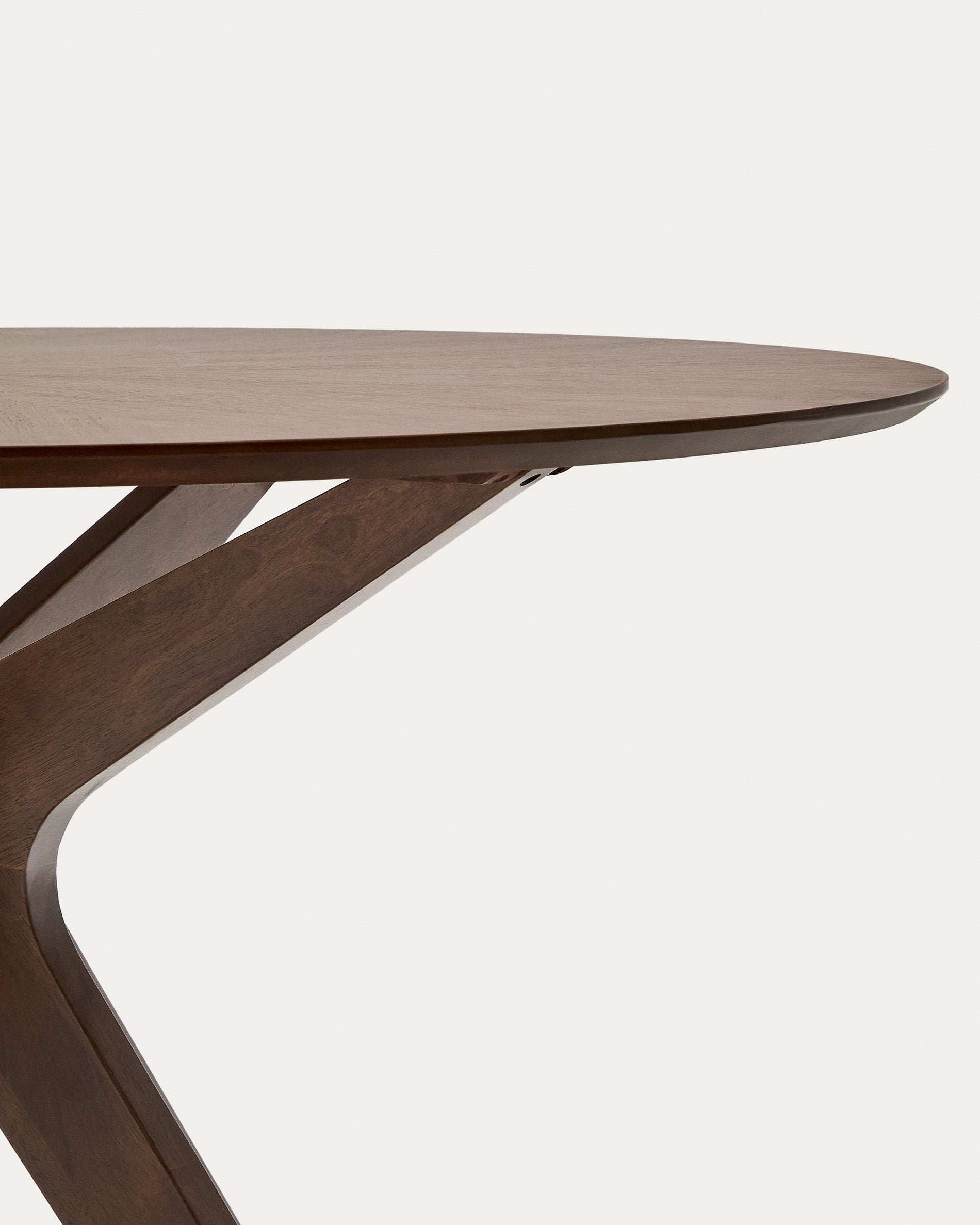 Eleganter runder Tisch aus hochwertigem Nussholzfurnier, 120 cm Durchmesser, ideal für stilvolle Wohn- und Esszimmer.
