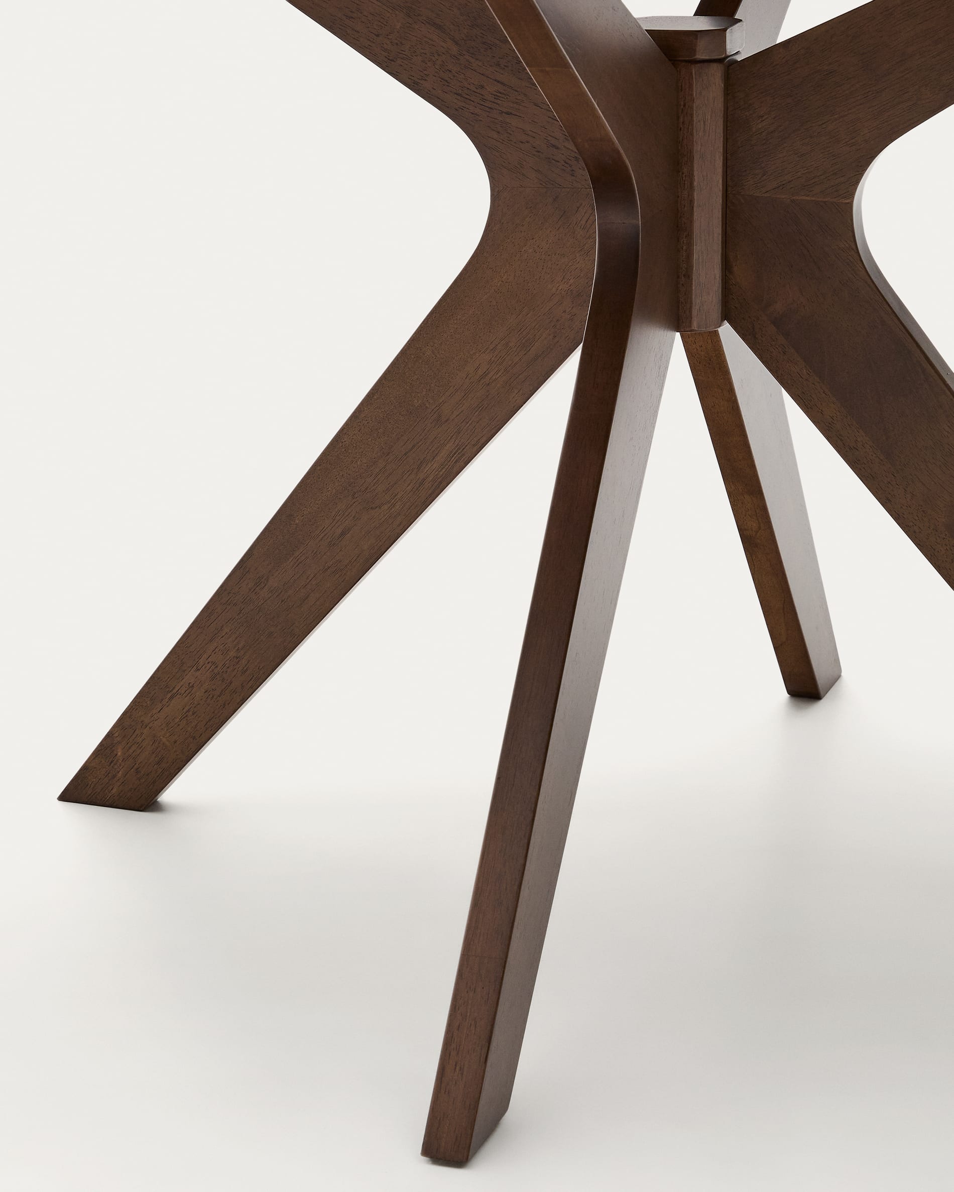 Eleganter runder Tisch aus hochwertigem Nussholzfurnier, 120 cm Durchmesser, ideal für stilvolle Wohn- und Esszimmer.