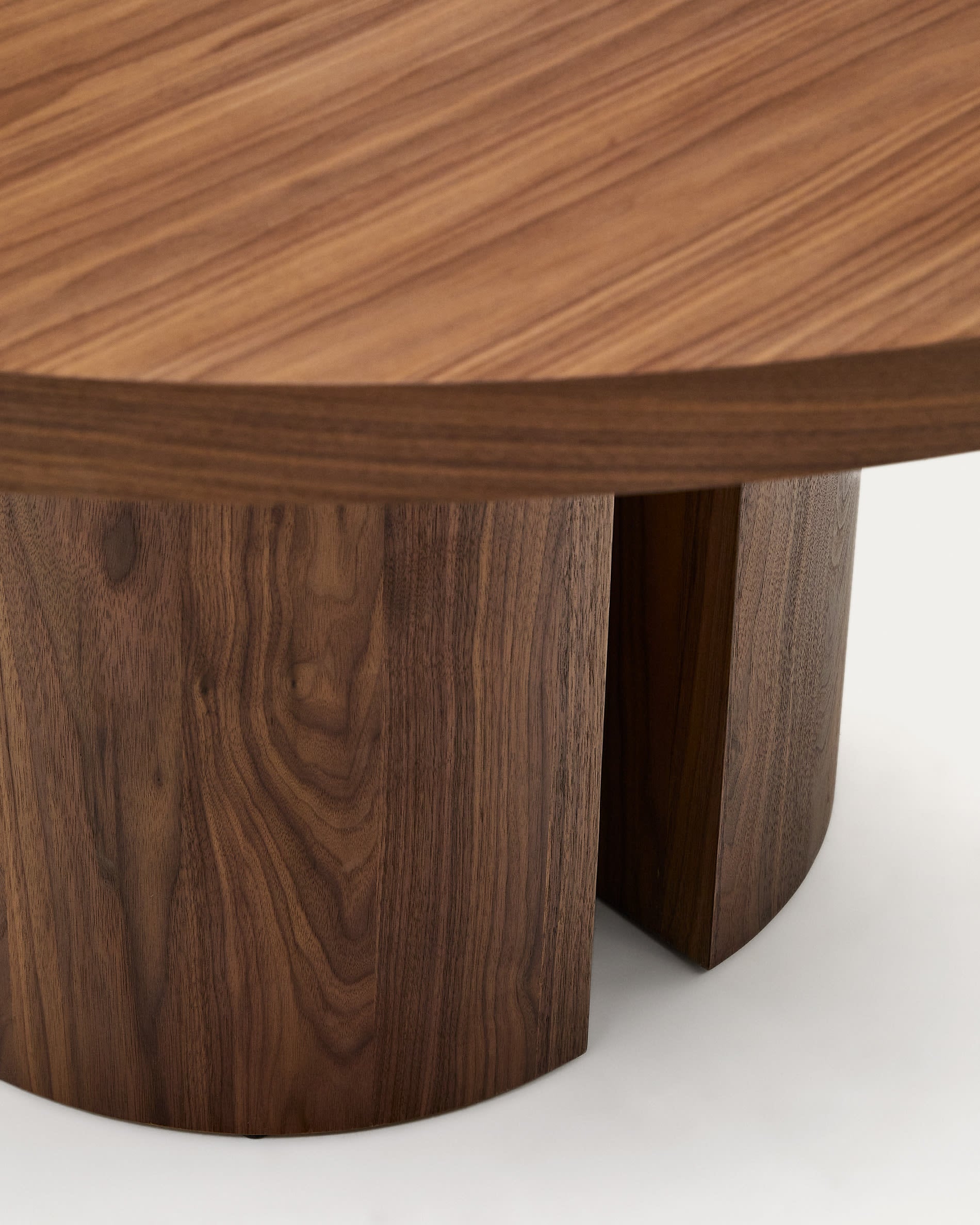 Stilvoller runder Esstisch aus Nussbaumfurnier, Ø 150 cm, mit edlem dunklen Finish. Ideal für gesellige Runden und modernes Wohnen.