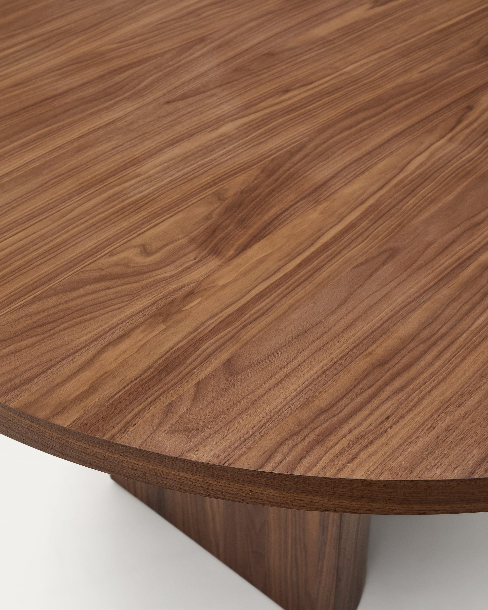 Eleganter runder Tisch aus Nussbaumfurnier, Ø 150 cm, mit dunklem Finish. Perfekt für gesellige Abende und stilvolle Einrichtung.