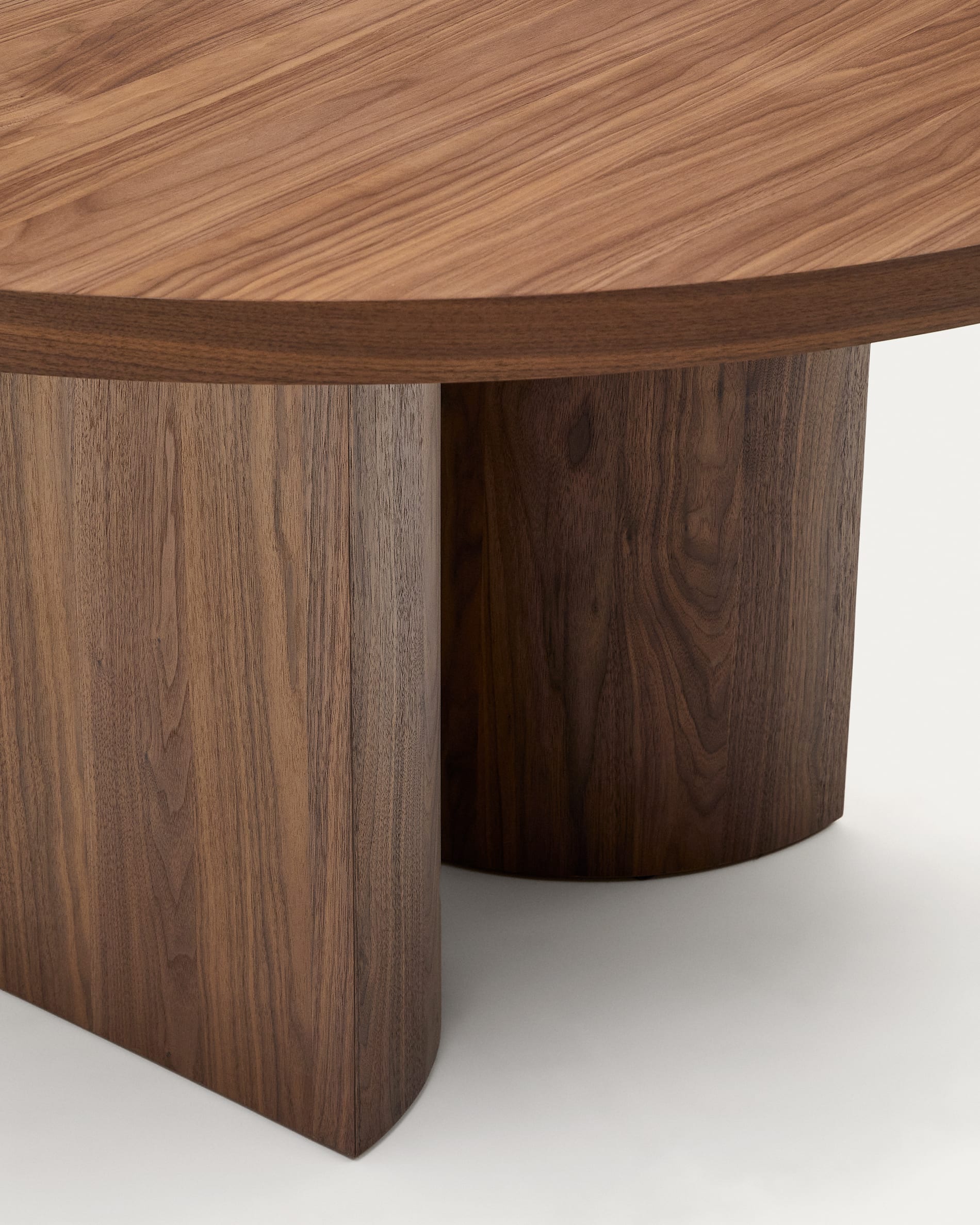 Stilvoller runder Tisch aus Nussbaumfurnier, Ø 150 cm, mit edlem dunklen Finish. Ideal für gesellige Runden und modernes Wohndesign.