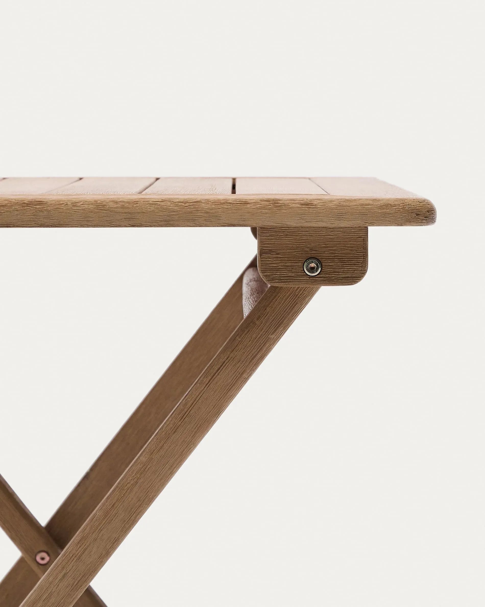 Praktischer Klapptisch aus massivem FSC-Akazienholz, 66x66 cm, perfekt für Balkon oder kleine Räume, robust und stilvoll.