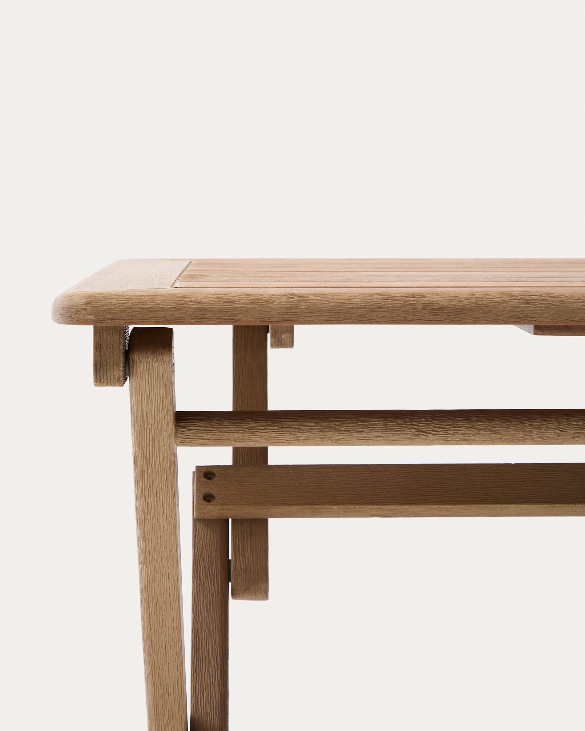 Kompakter Klapptisch aus FSC-zertifiziertem Akazienholz, 66x66 cm, ideal für kleine Räume oder Balkon, langlebig und elegant.