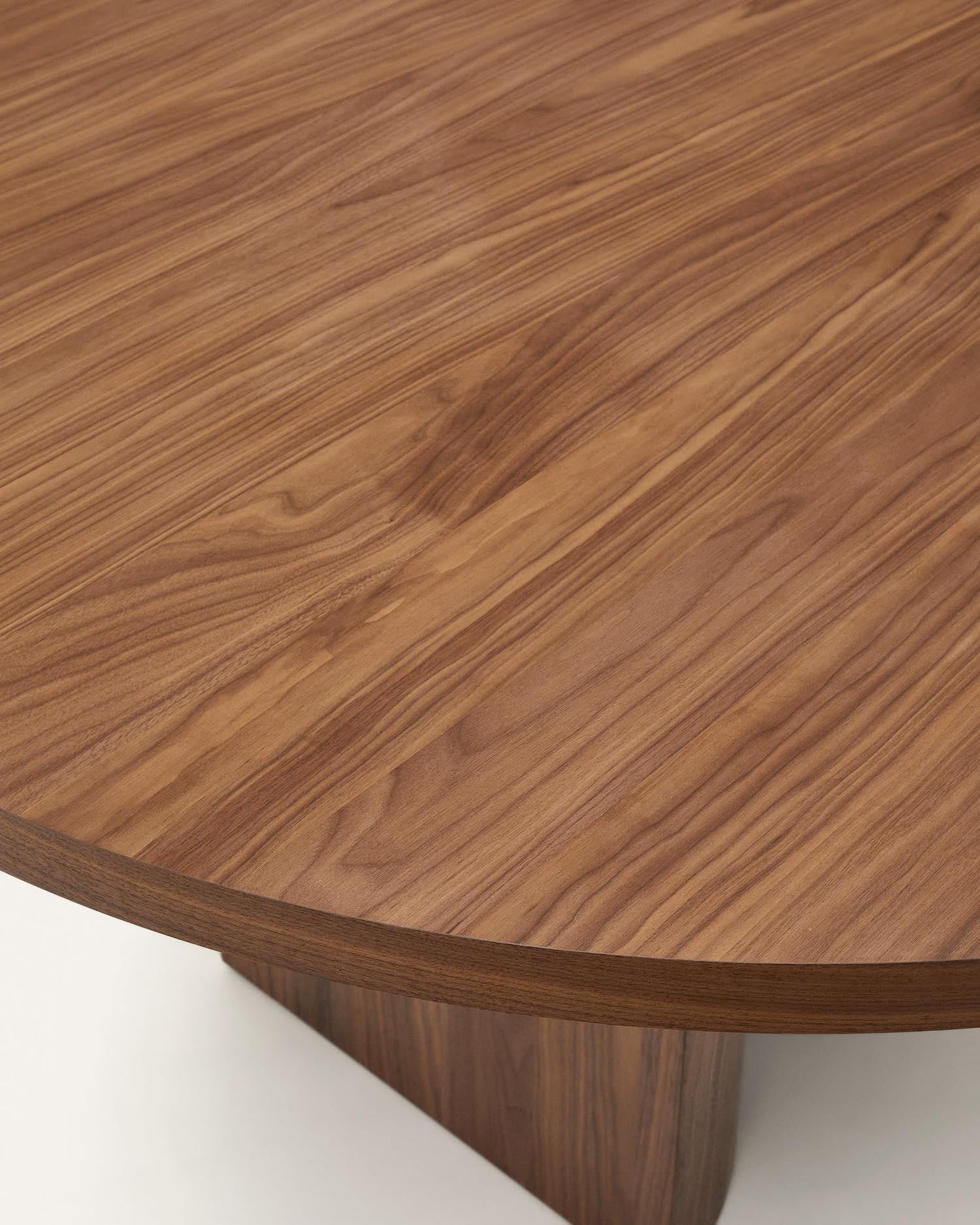 Moderner Nealy Tisch von Kave Home, Nussbaumfurnier mit dunklem Finish, 200 x 100 cm, perfekt für gesellige Anlässe und stilvolle Einrichtung.