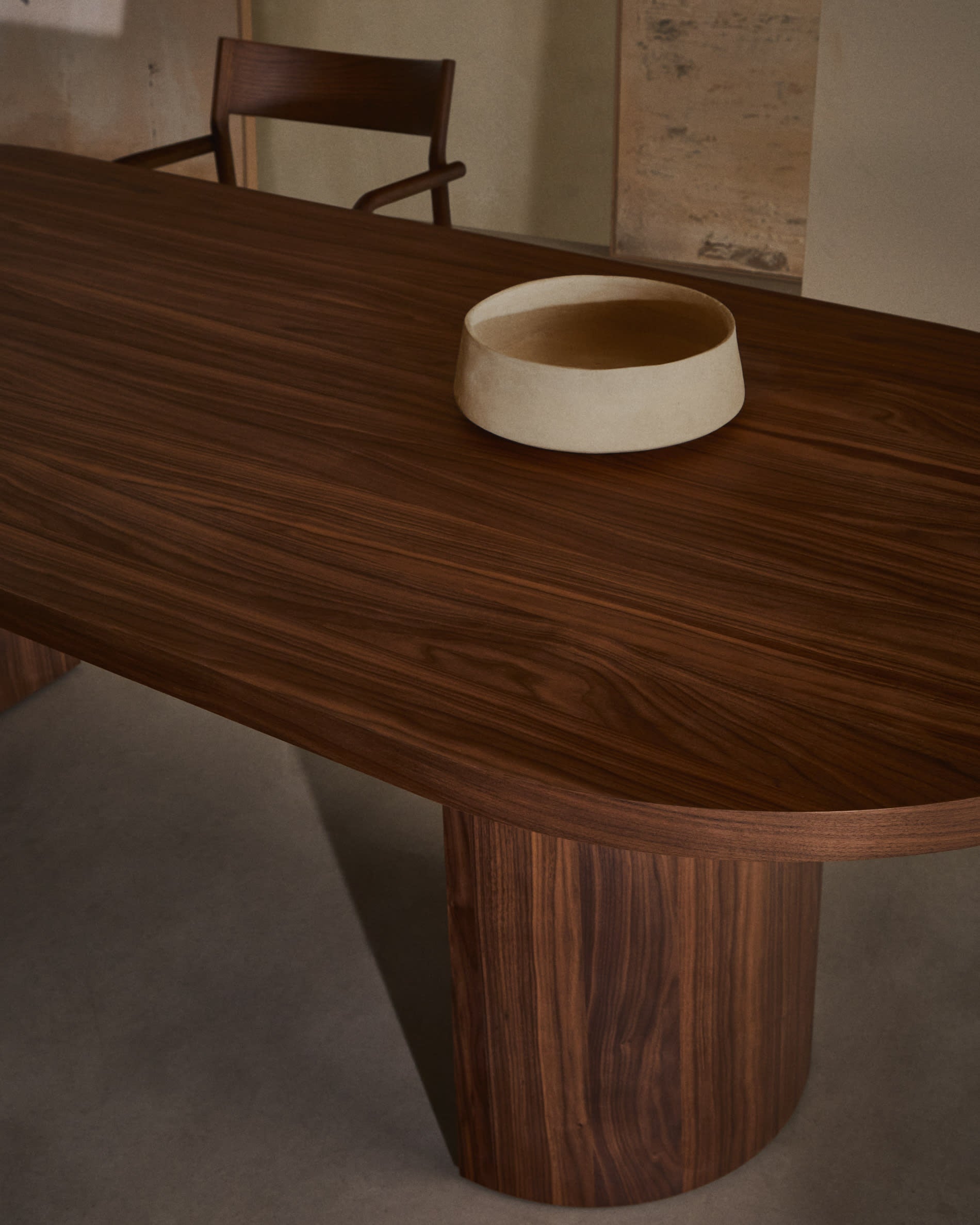 Moderner Nealy Tisch von Kave Home, 200 x 100 cm, aus robustem Nussbaumfurnier mit edlem Finish – perfekt für gesellige Anlässe.