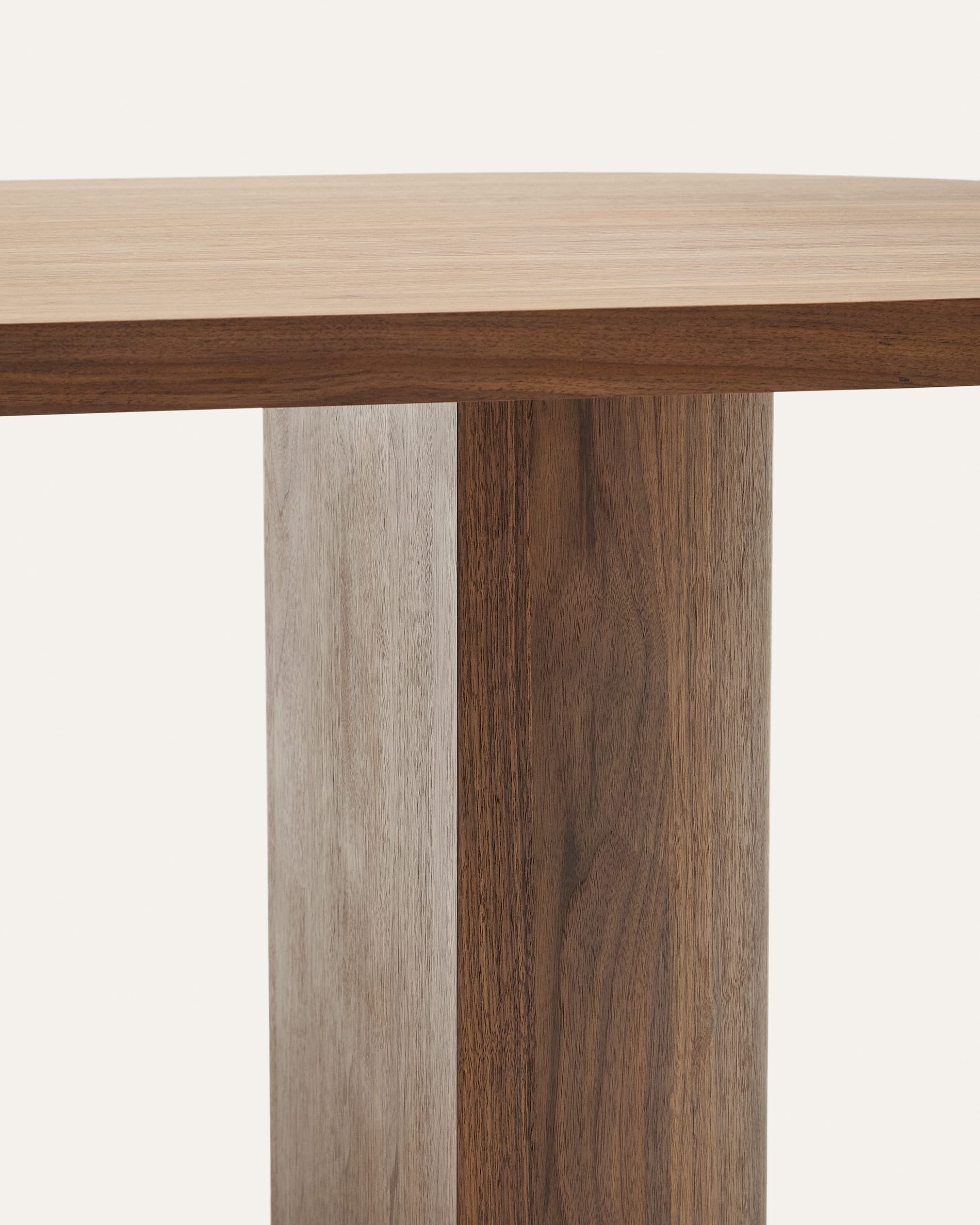 Eleganter Nealy Tisch aus Nussbaumfurnier, 240 x 100 cm, bietet Platz für gesellige Runden und verleiht jedem Raum eine warme Atmosphäre.