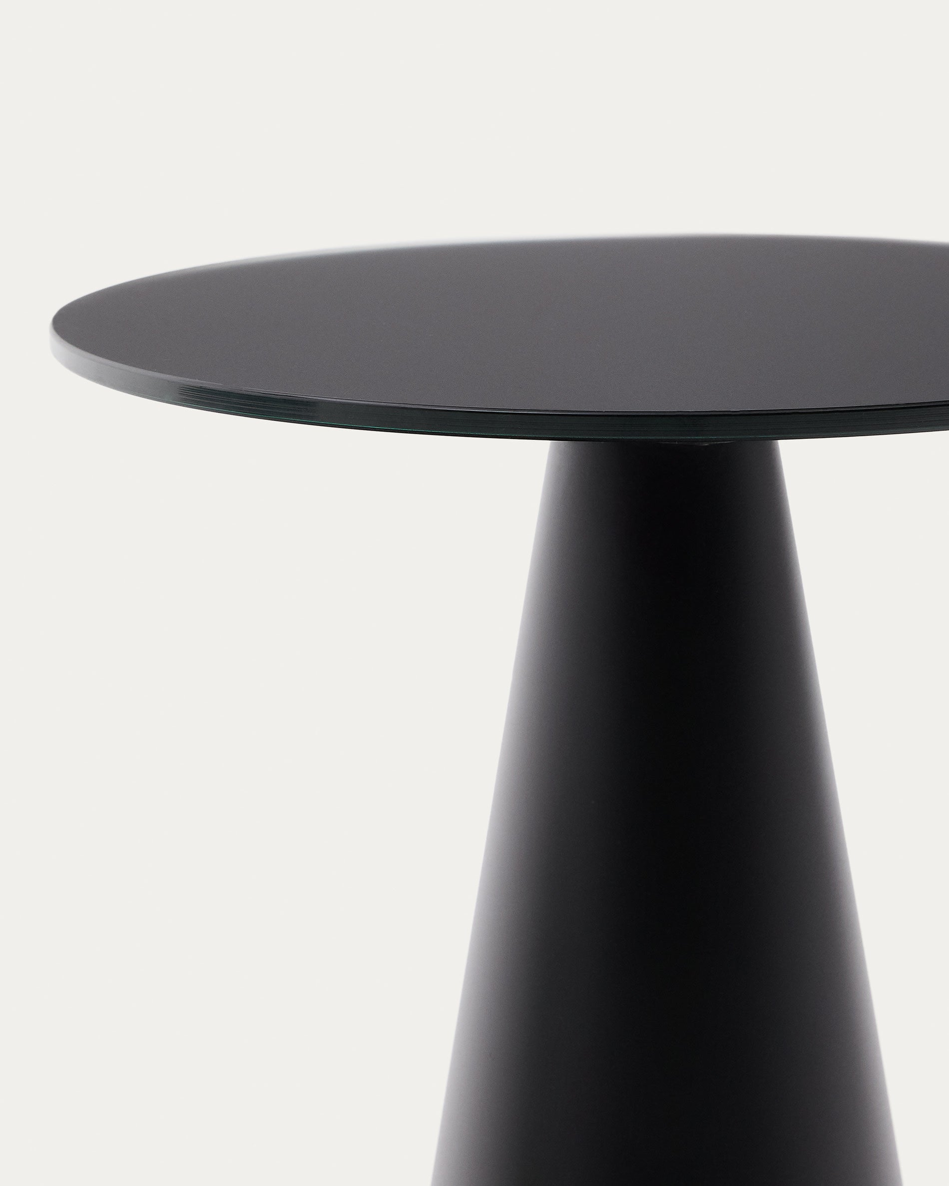 Moderner Wilshire Beistelltisch von Kave Home, Ø35 cm, aus robustem Milchglas und elegantem, mattschwarzem Stahl. Perfekt für jedes Zuhause!