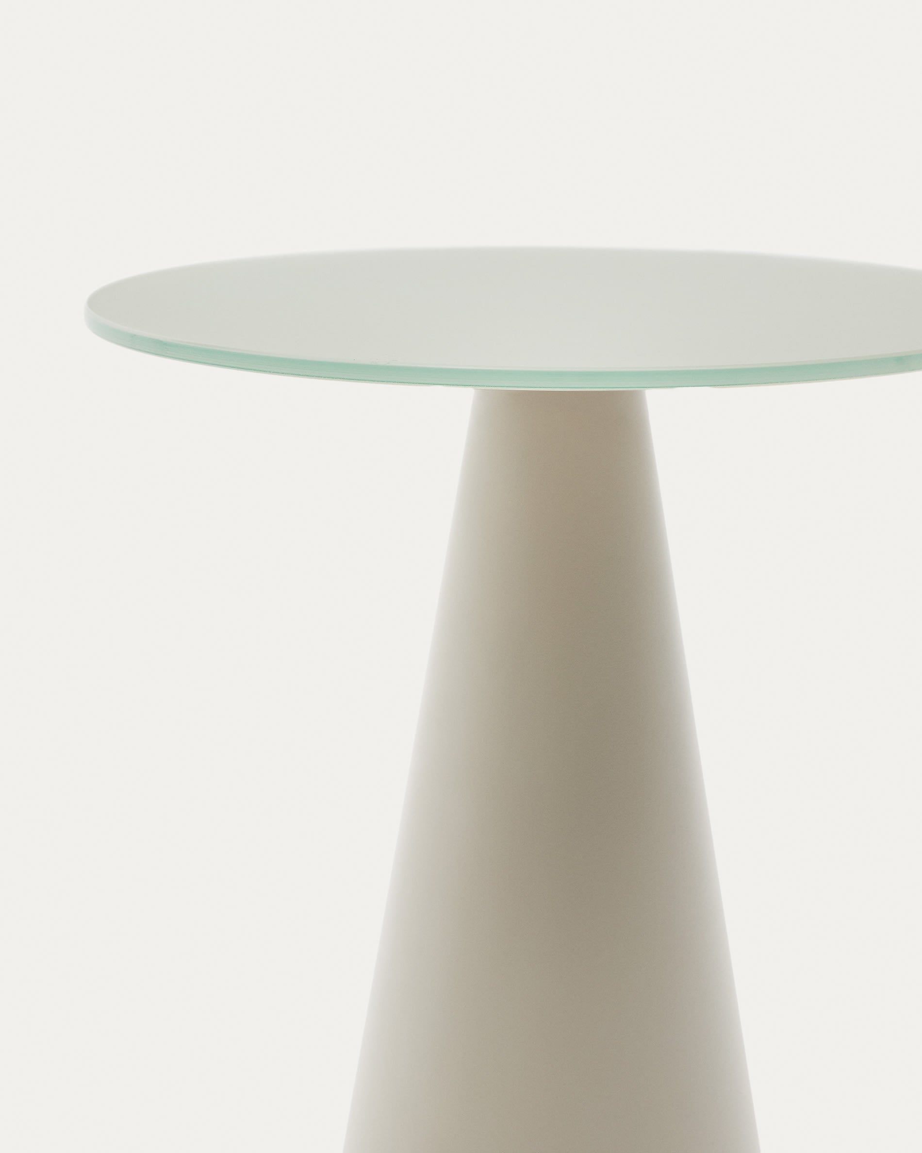 Moderner Wilshire Beistelltisch von Kave Home, Ø35 cm, mit gehärteter Milchglasplatte und stilvollem Stahlgestell – ideal für vielseitige Wohnräume.