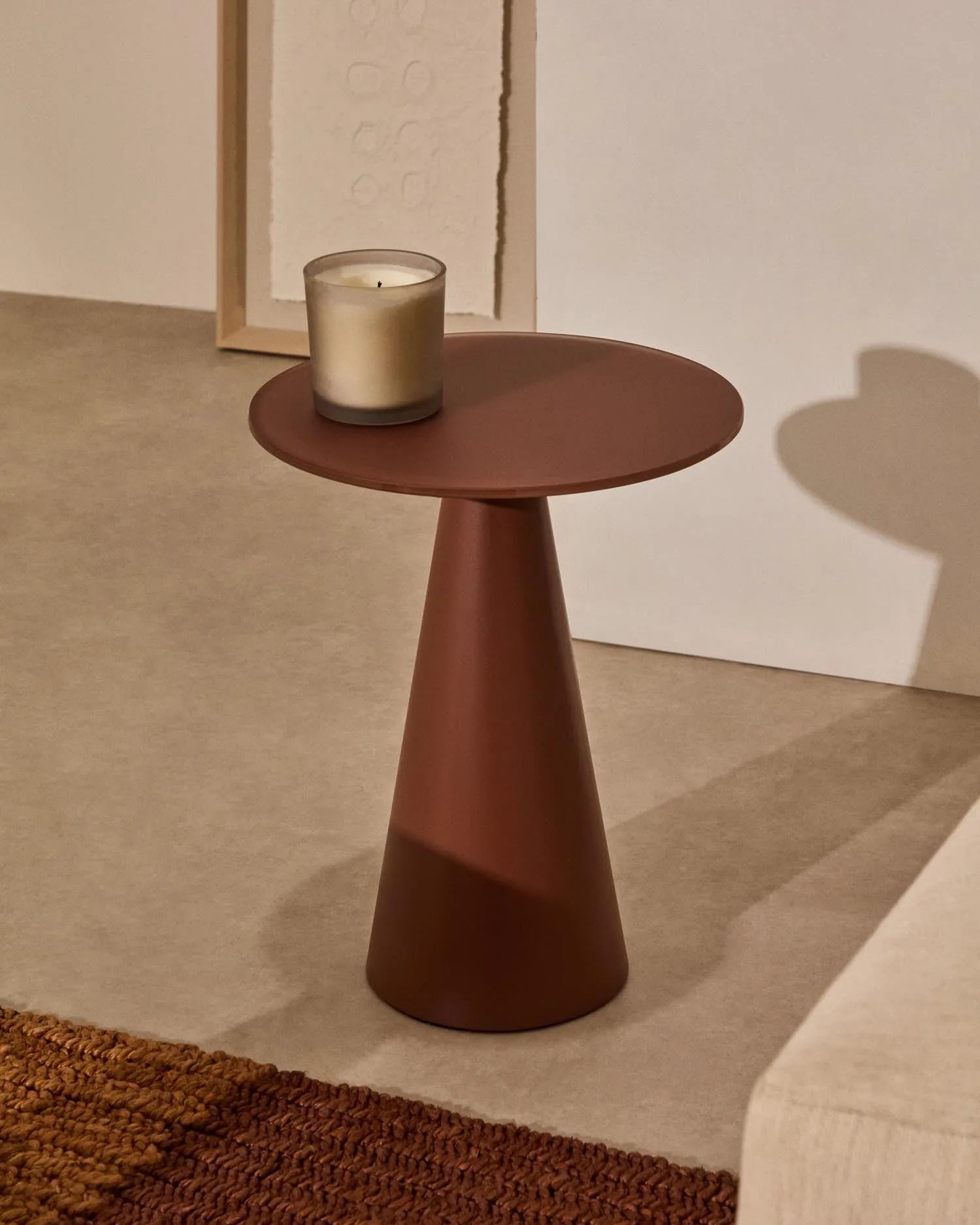 Wilshire Beistelltisch aus gehärtetem Milchglas und Stahl matt terracottafarben lackiert Ø35 cm in Terrakotta präsentiert im Onlineshop von KAQTU Design AG. Beistelltisch ist von Kave Home