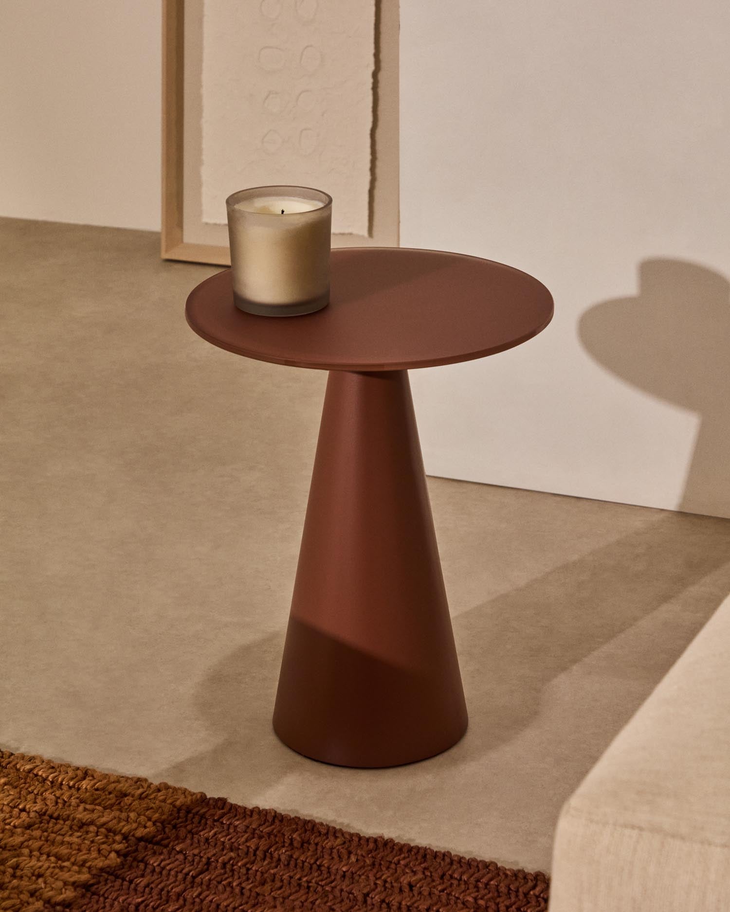 Entdecken Sie den eleganten Wilshire Beistelltisch aus gehärtetem Milchglas und matt terracottafarbenem Stahl. Ideal für modernes Wohnen!