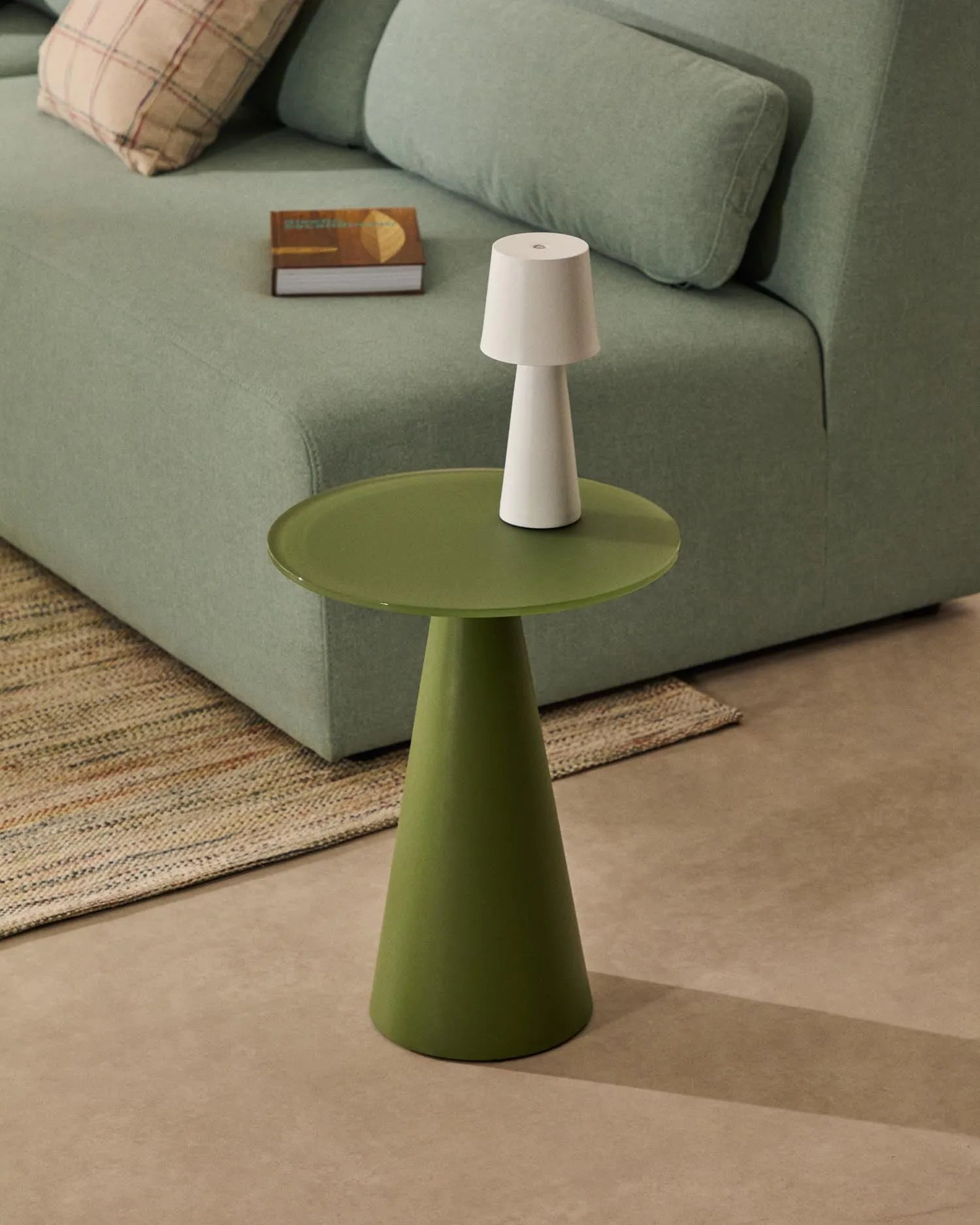 Wilshire Beistelltisch aus gehärteten Milchglas und Stahl matt grün lackiert Ø35 cm in Grün präsentiert im Onlineshop von KAQTU Design AG. Beistelltisch ist von Kave Home