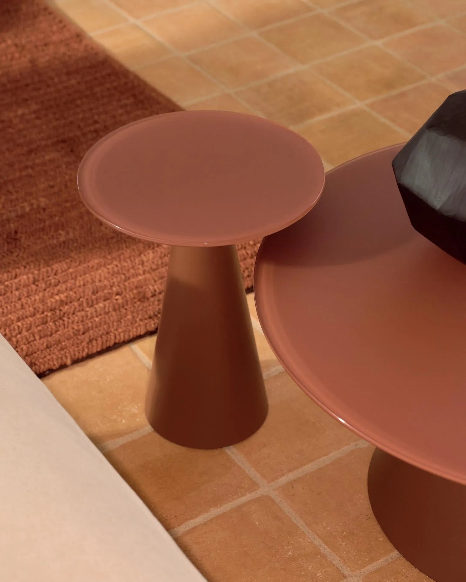 Wilshire  Beistelltisch aus gehärtetem Milchglas und Stahl matt terracottafarben lackiert Ø30 cm in Terrakotta präsentiert im Onlineshop von KAQTU Design AG. Beistelltisch ist von Kave Home