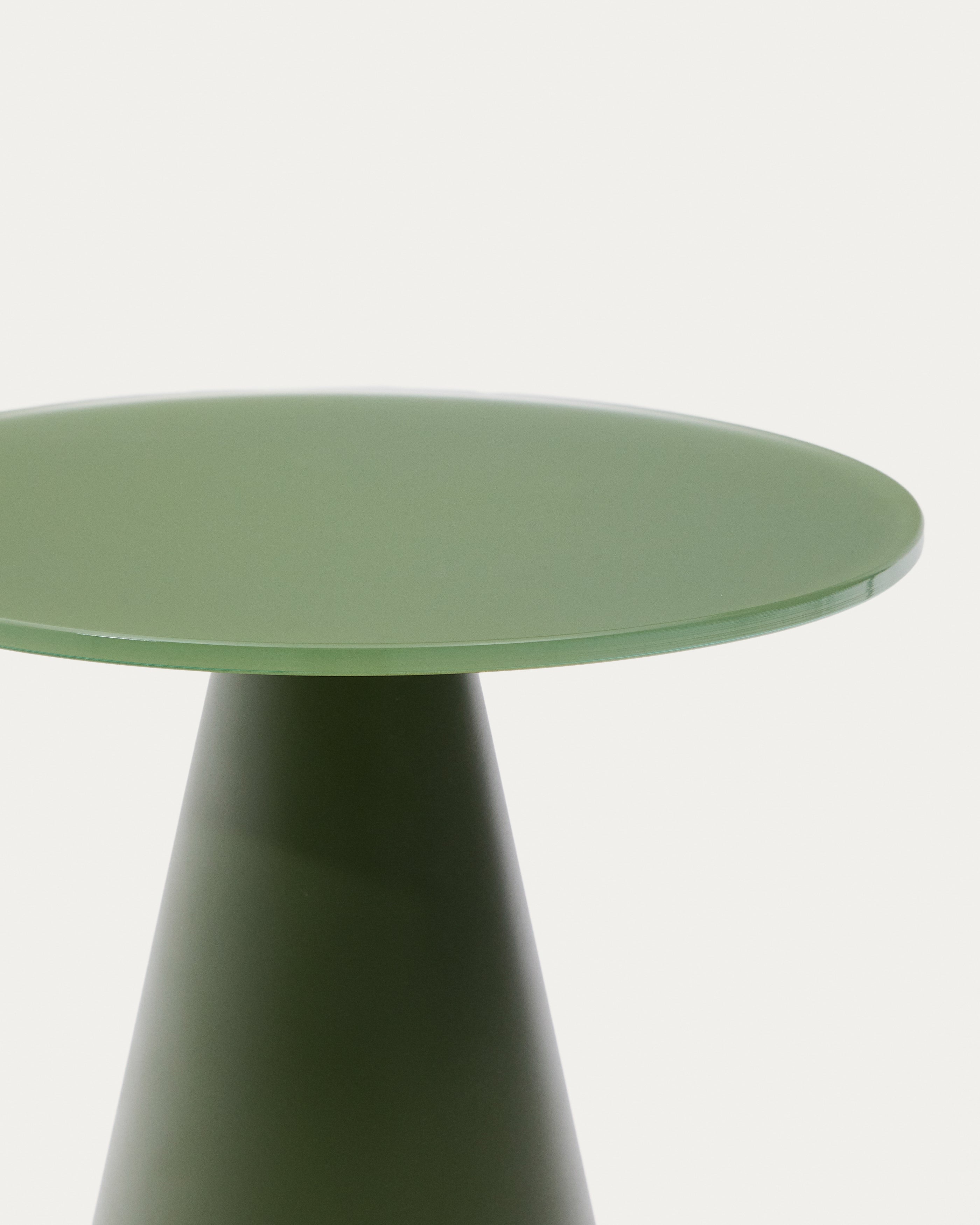Eleganter Wilshire Beistelltisch mit Ø30 cm, gefertigt aus glasiertem gehärtetem Glas und matt grün lackiertem Stahl, ideal für moderne Wohnräume.