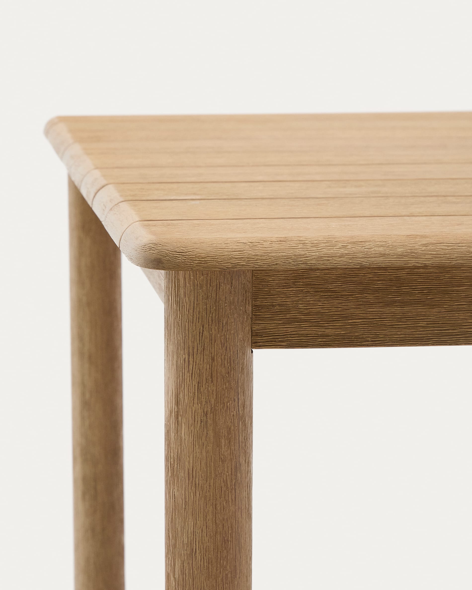 Der Sori Tisch aus massivem FSC-Akazienholz (200x100 cm) von Kave Home vereint Nachhaltigkeit mit stilvollem Design und Qualität.