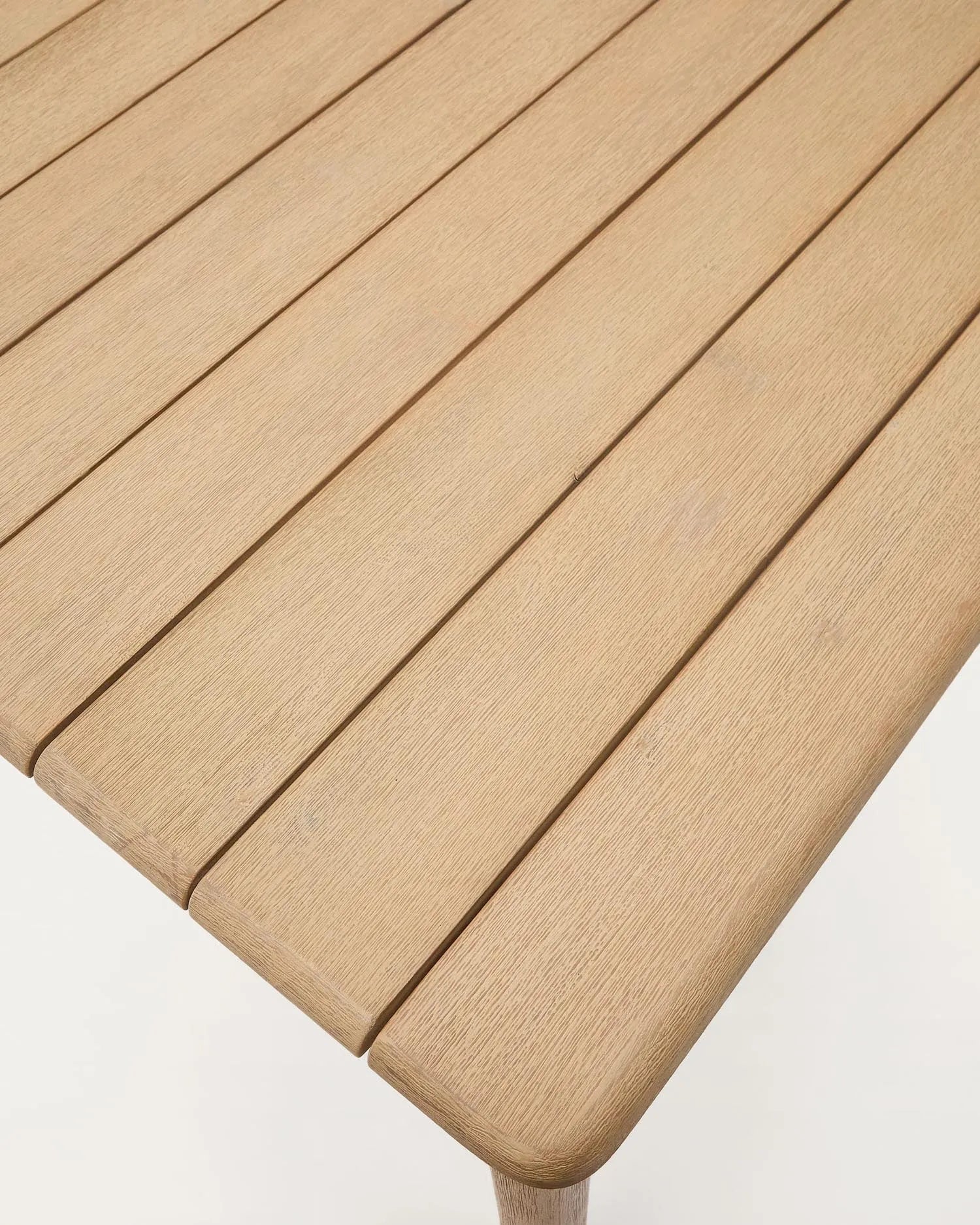 Der Sori Tisch aus massivem FSC-Akazienholz, 135x135 cm, von Kave Home. Stilvoll, nachhaltig und perfekt für Ihr Wohnambiente.