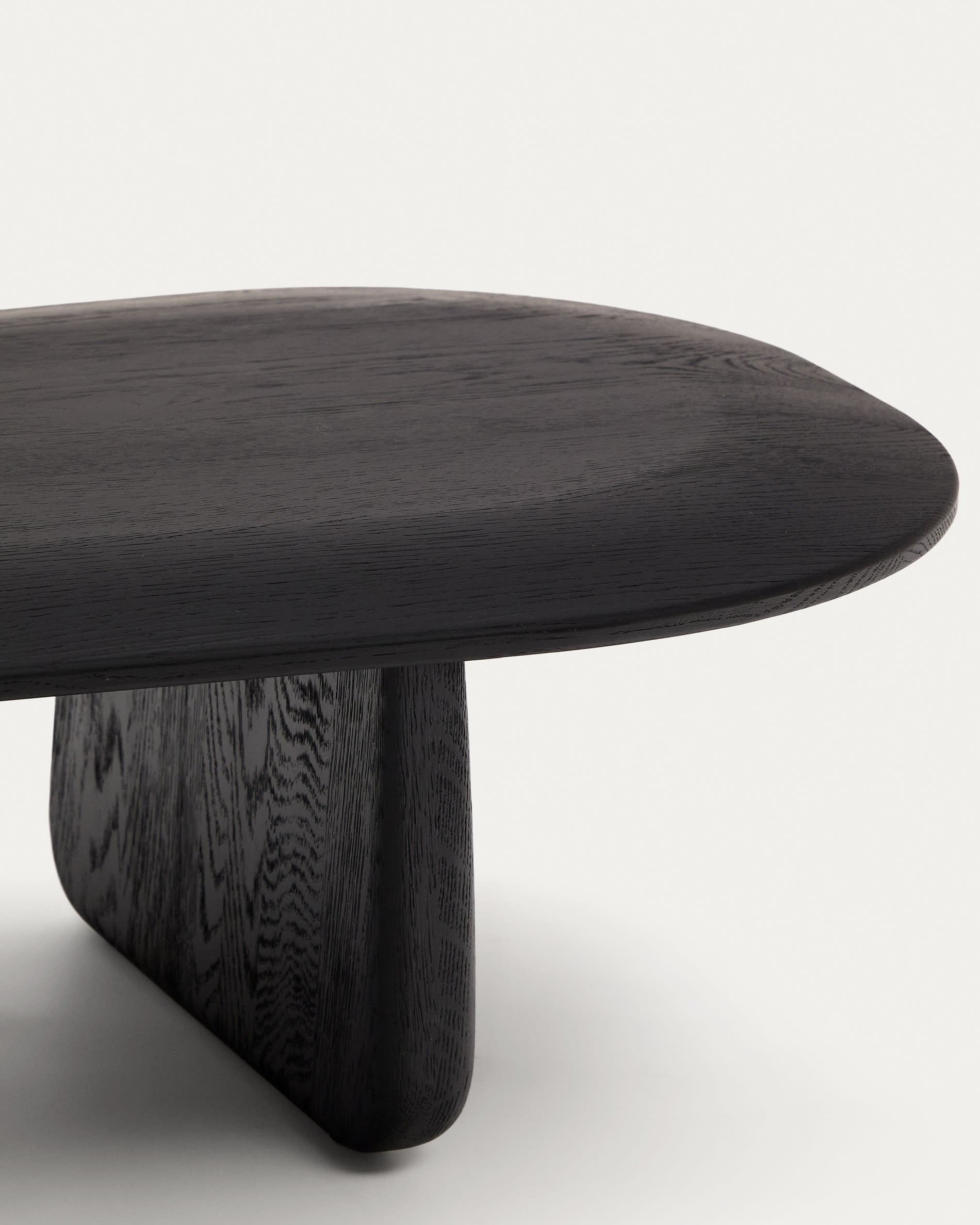 Eleganter Couchtisch Pirita aus FSC-zertifizierter massiver Eiche, schwarzes Finish, Maße 146 x 56,5 cm, von Kave Home.