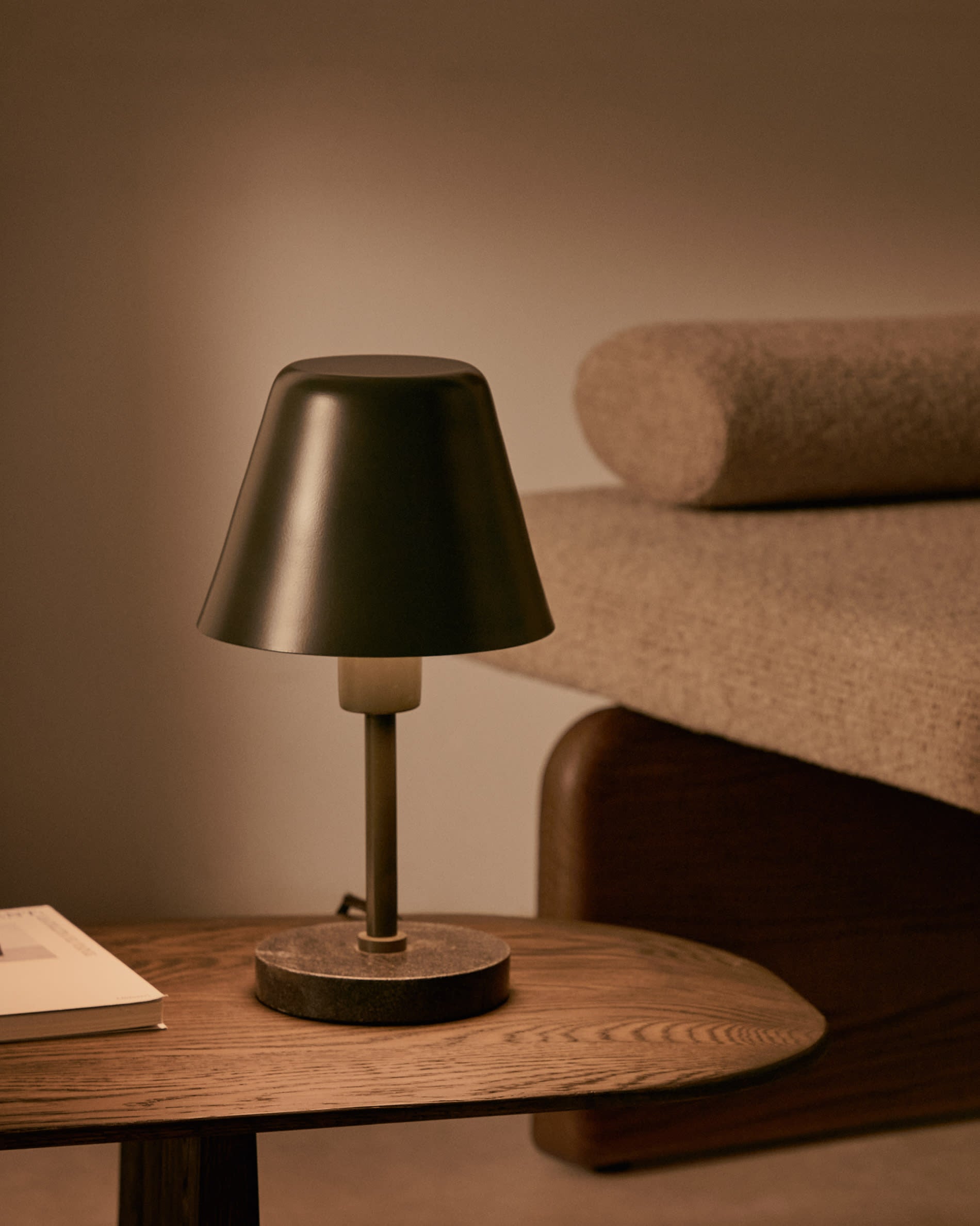 Moderner Couchtisch Pirita aus robuster massiver Eiche mit elegantem schwarzem Finish. Ideal für stilvolle Wohnzimmer, Maße 146 x 56,5 cm.