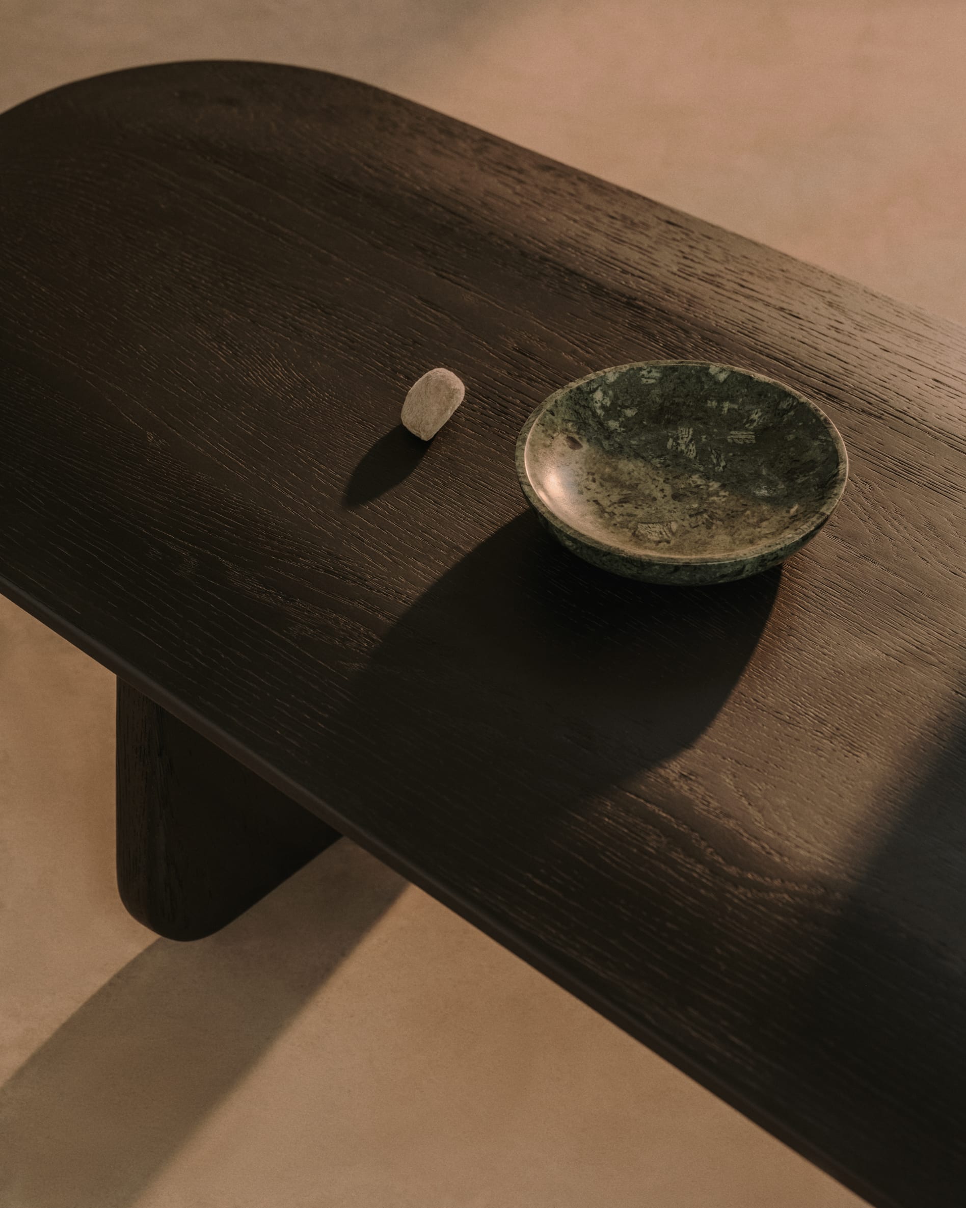 Moderner Couchtisch Pirita aus FSC-zertifizierter massiver Eiche, schwarzes Finish, Masse 146 x 56,5 cm, von Kave Home.