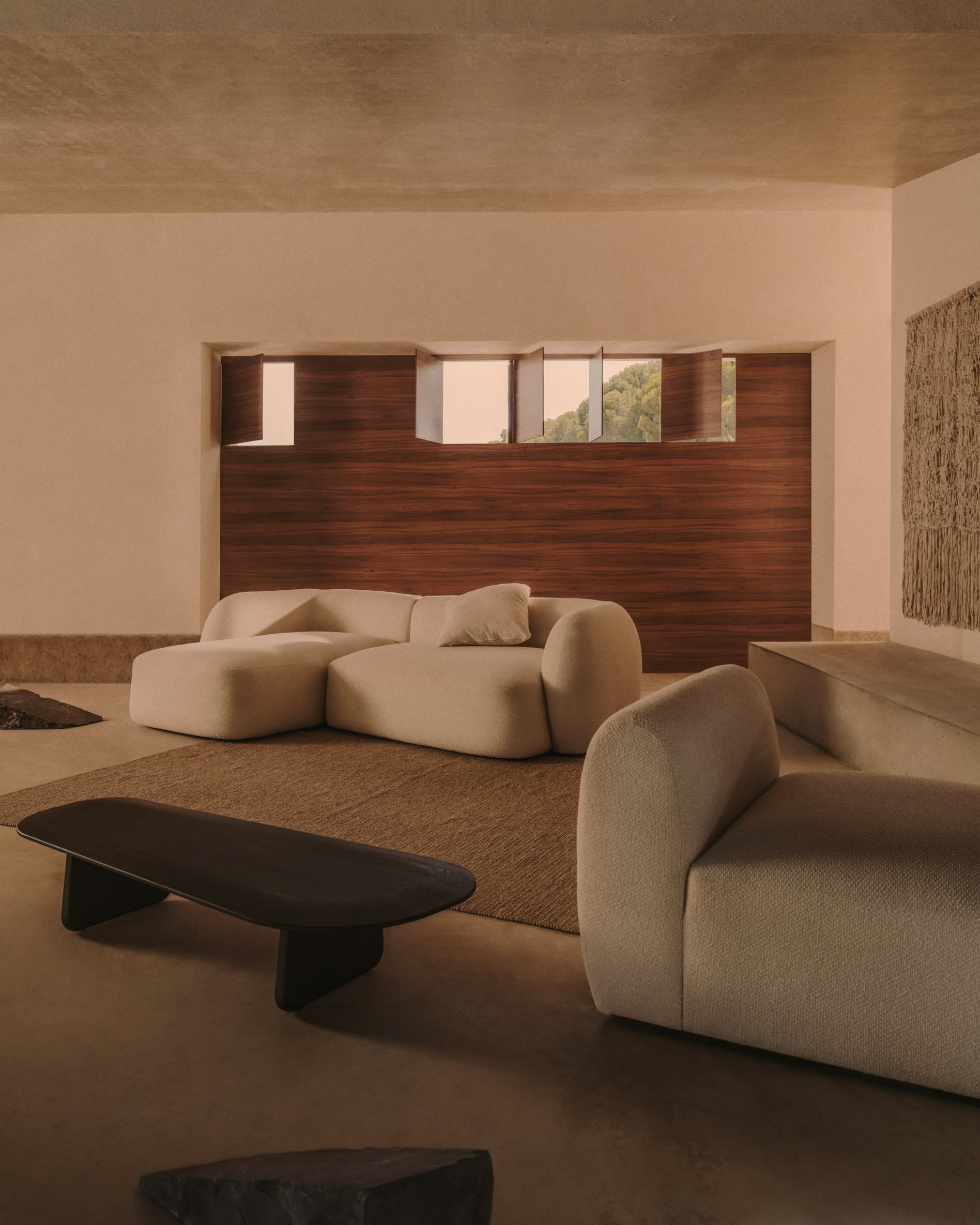 Eleganter Couchtisch Pirita aus FSC-zertifizierter massiver Eiche, schwarzes Finish, Masse 146 x 56,5 cm, von Kave Home.