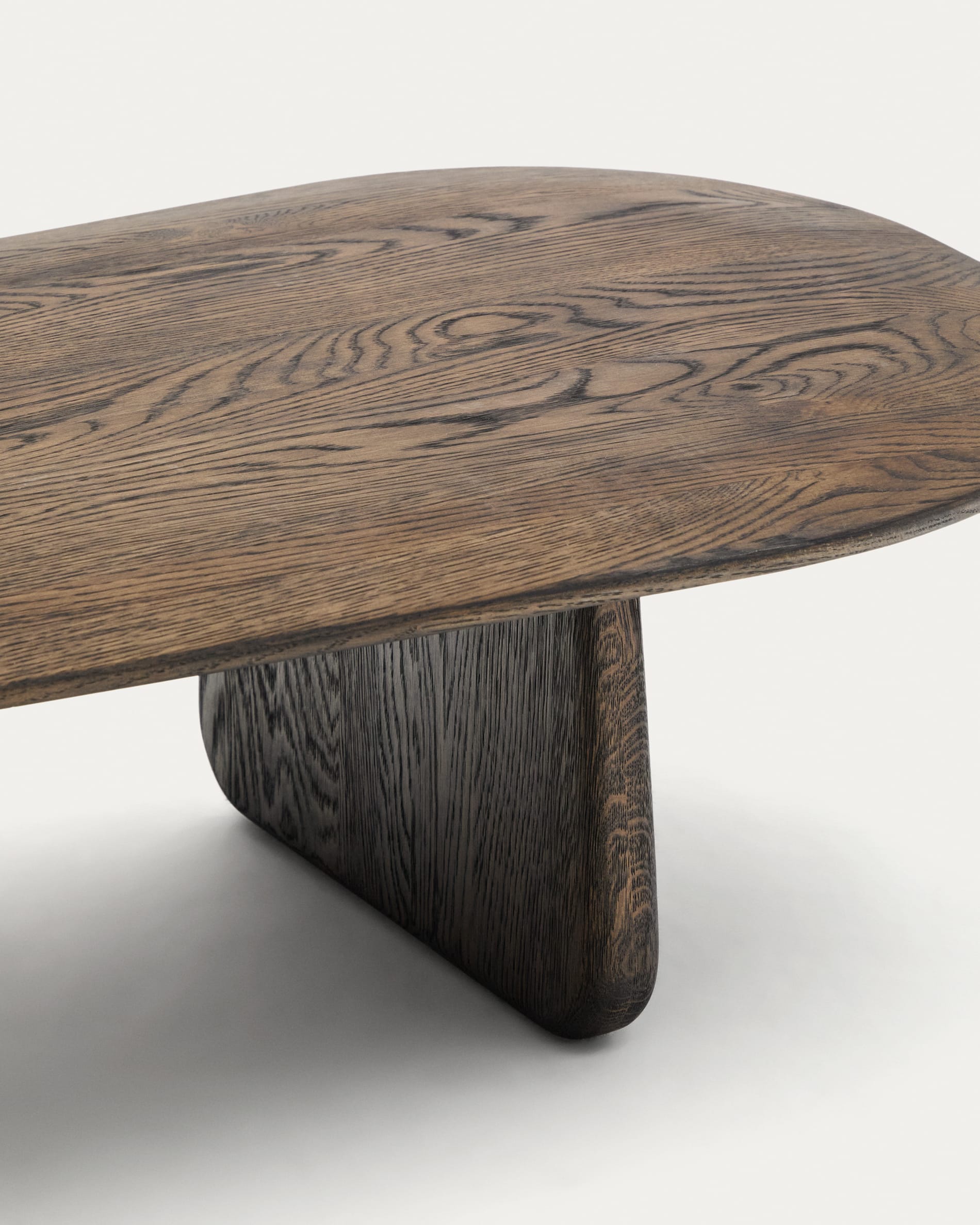 Eleganter Couchtisch Pirita aus massiver Eiche mit dunklem Finish, 146 x 56,5 cm, FSC-zertifiziert. Ideal für ein stilvolles und nachhaltiges Zuhause.