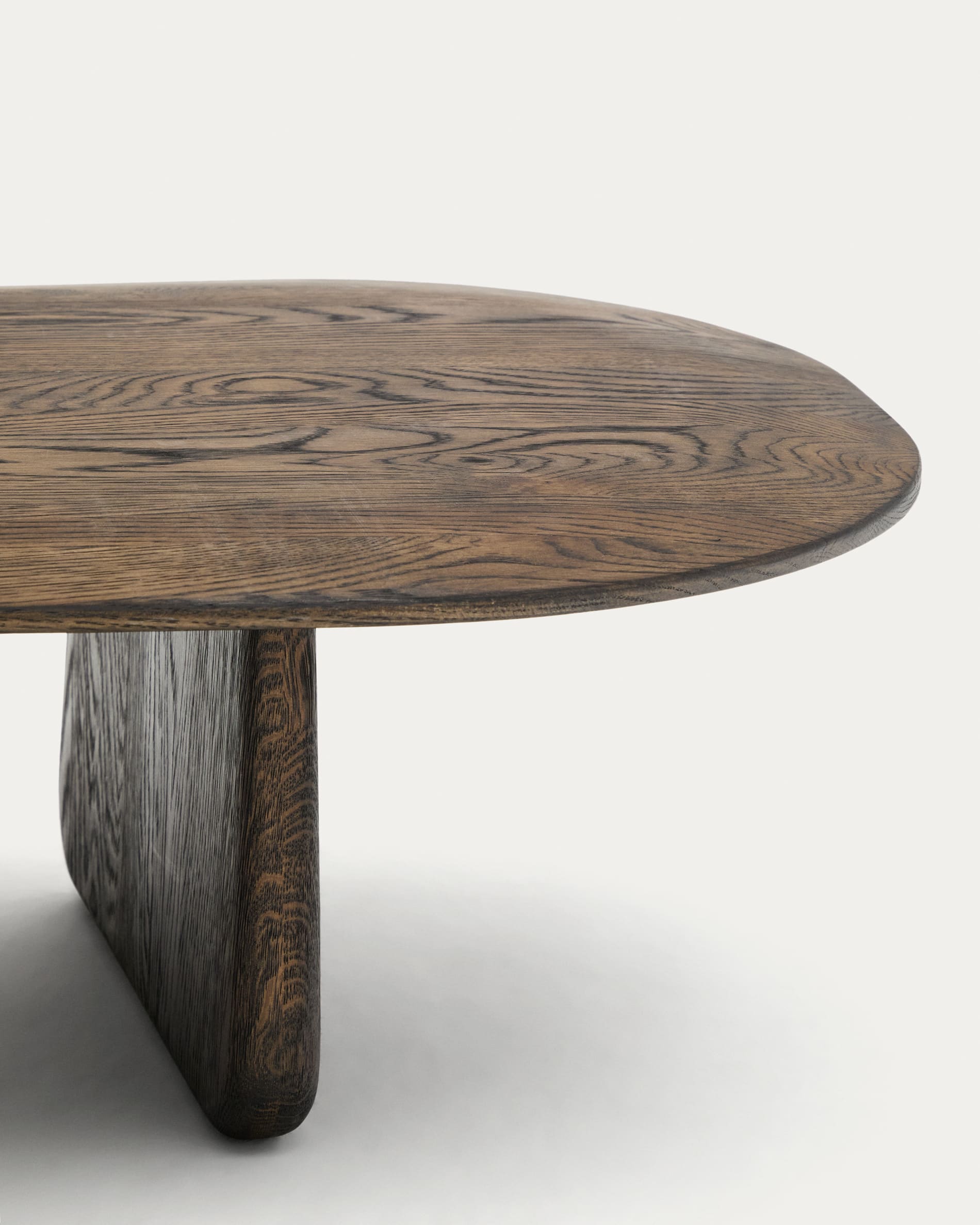 Erleben Sie den Couchtisch Pirita aus massiver Eiche mit edlem dunklen Finish. FSC-zertifiziert, 146 x 56,5 cm – ideal für ein modernes Wohnambiente.