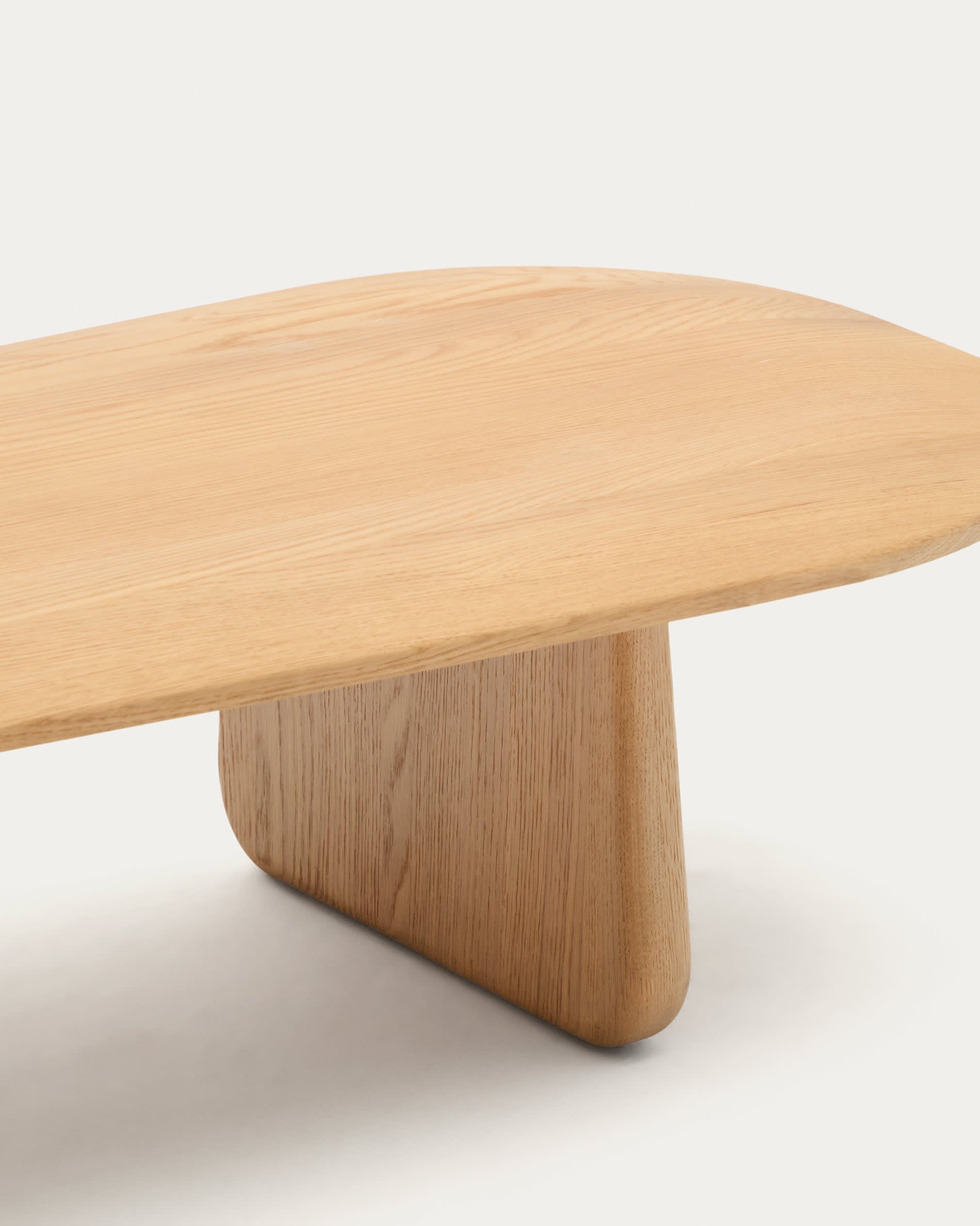 Entdecken Sie den Couchtisch Pirita aus massiver Eiche, 146 x 56,5 cm, mit natürlichem Finish – stilvoll, nachhaltig und perfekt für Ihr Zuhause.