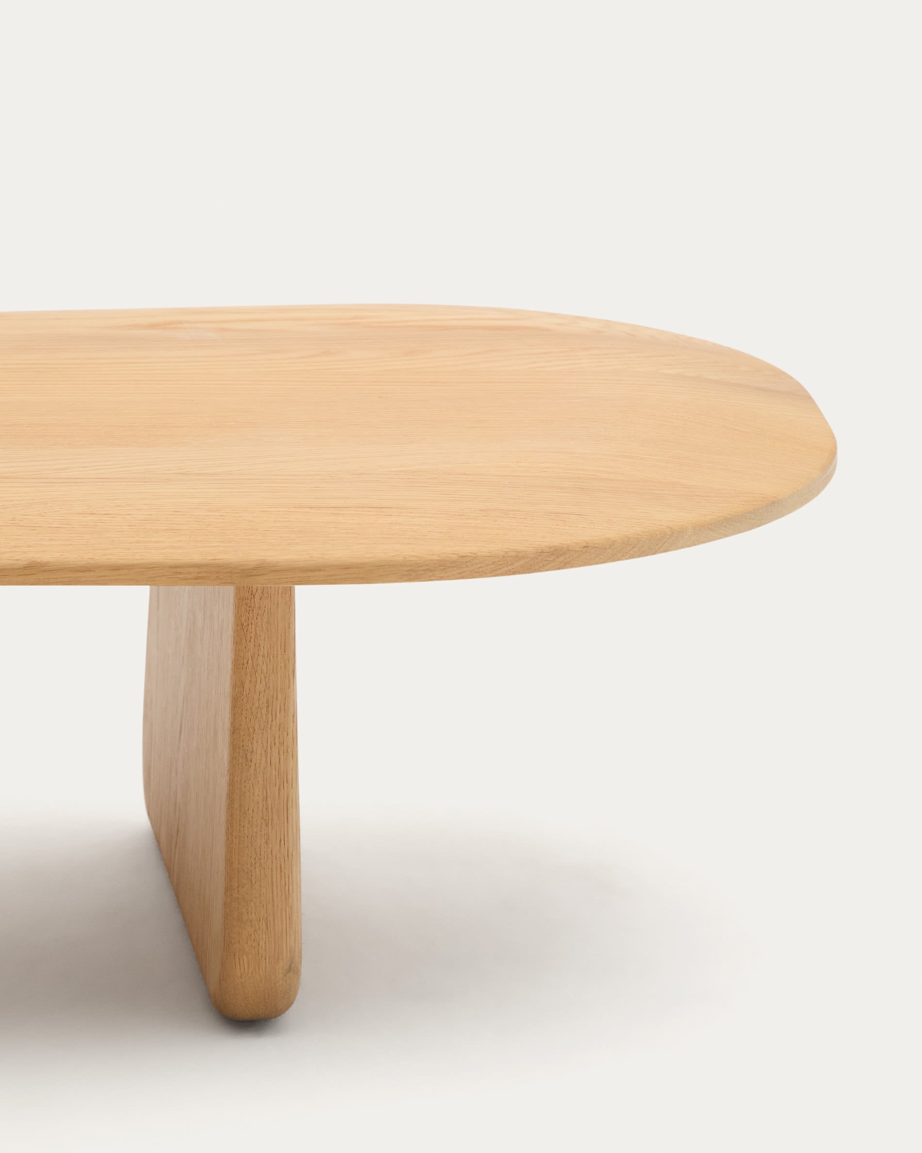 Entdecken Sie den Couchtisch Pirita aus massiver Eiche, 146 x 56,5 cm, der mit seinem natürlichen Finish und zeitlosen Design Ihr Wohnzimmer bereichert.