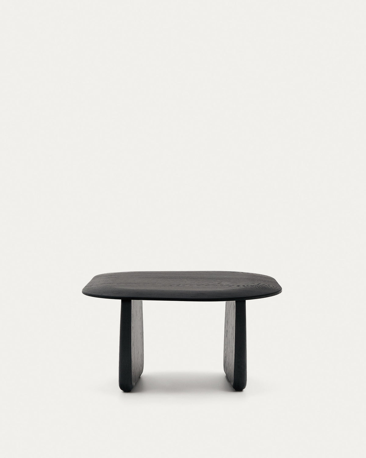 Beistelltisch Pirita aus massiver Eiche mit schwarzem Finish 71 x 70 cm FSC 100% in Schwarz präsentiert im Onlineshop von KAQTU Design AG. Couchtisch ist von Kave Home