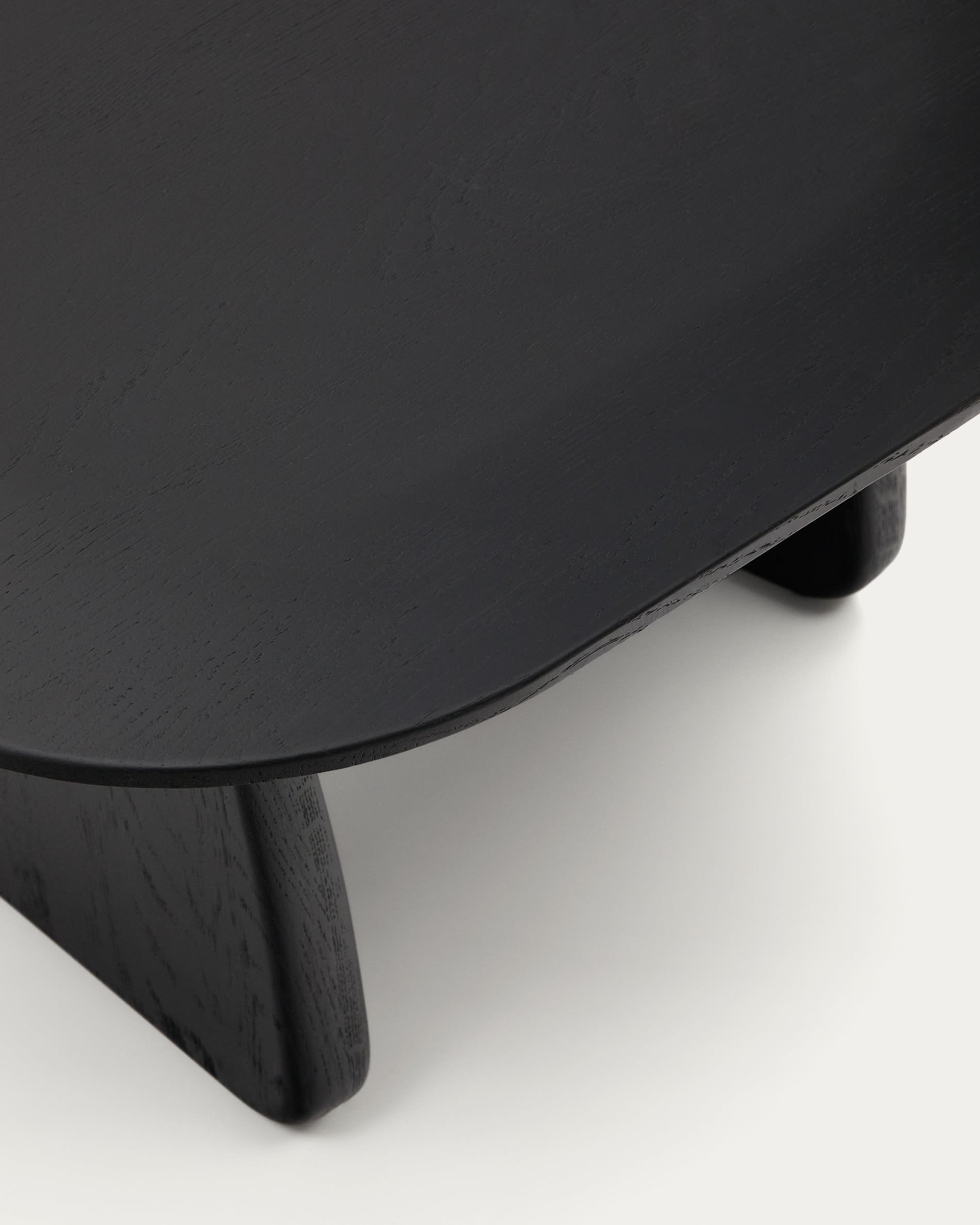 Eleganter Beistelltisch aus massiver Eiche mit schwarzem Finish, 70,6 x 70 cm, von Kave Home. Ideal für jeden Raum, nachhaltig und vielseitig.