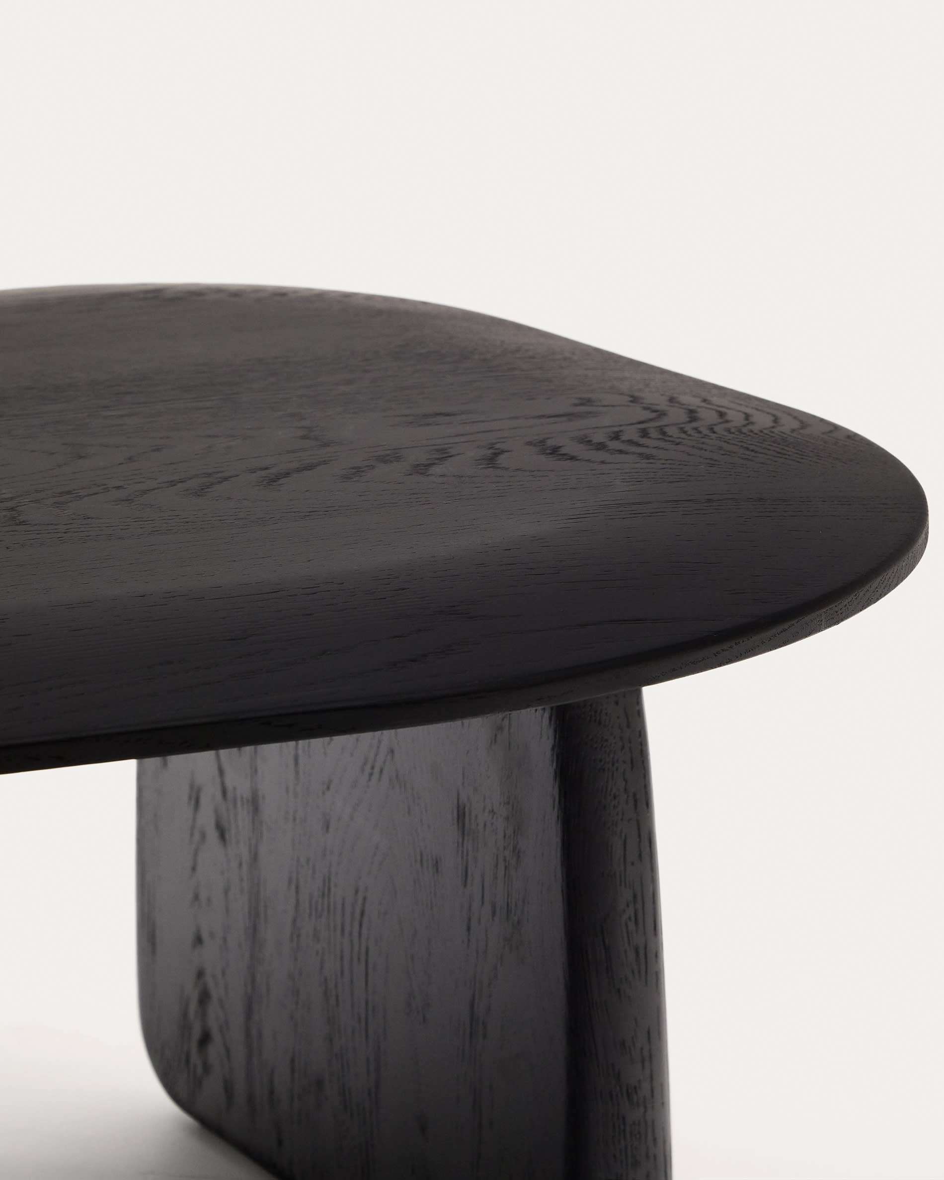 Stilvoller Beistelltisch Pirita aus massiver Eiche mit modernem schwarzem Finish, 70,6 x 70 cm. Perfekt für jedes Zuhause, nachhaltig und funktional.