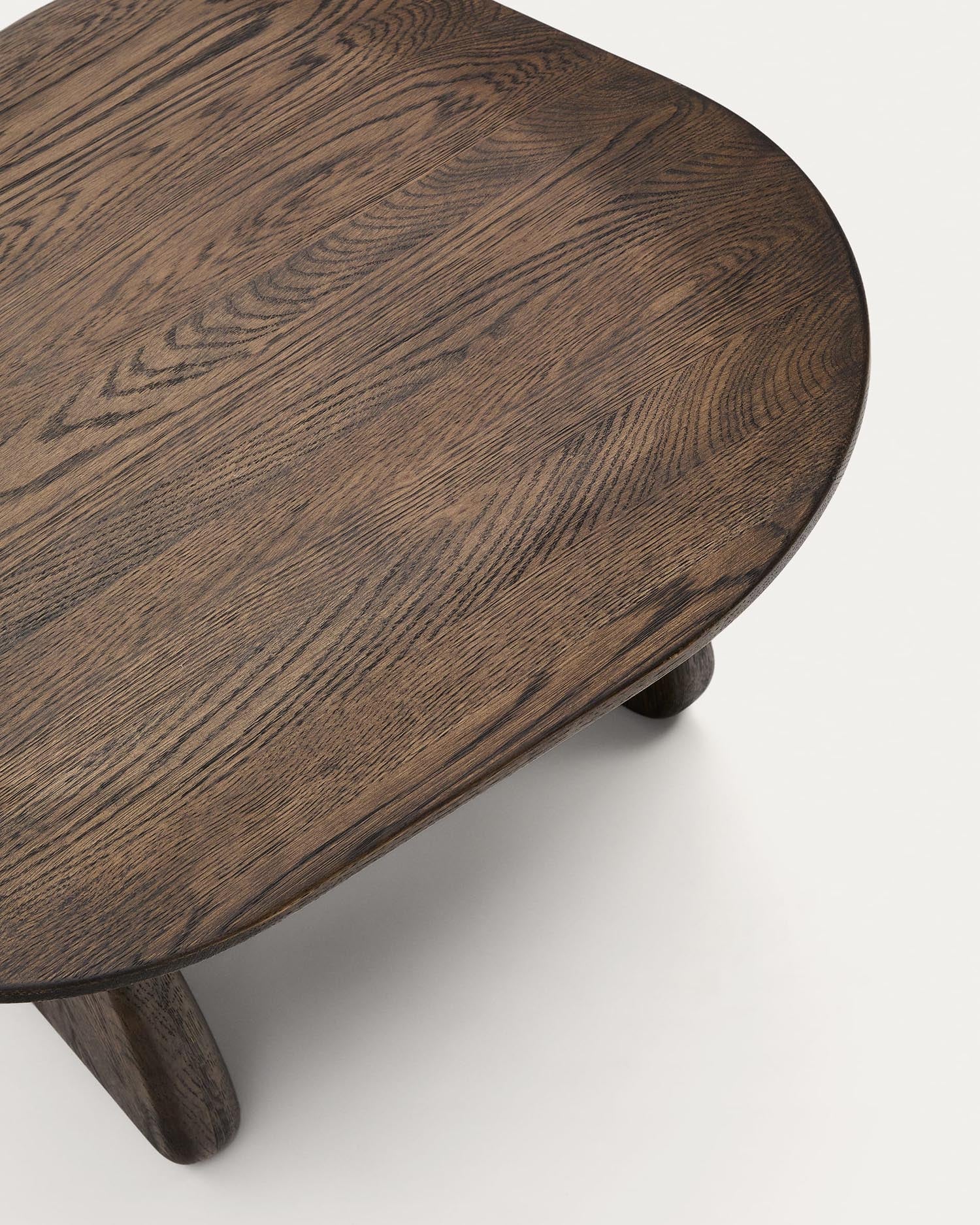 Stilvoller Beistelltisch Pirita aus massiver Eiche, 70,6 x 70 cm, mit edlem dunklen Finish und FSC-Zertifizierung von Kave Home.
