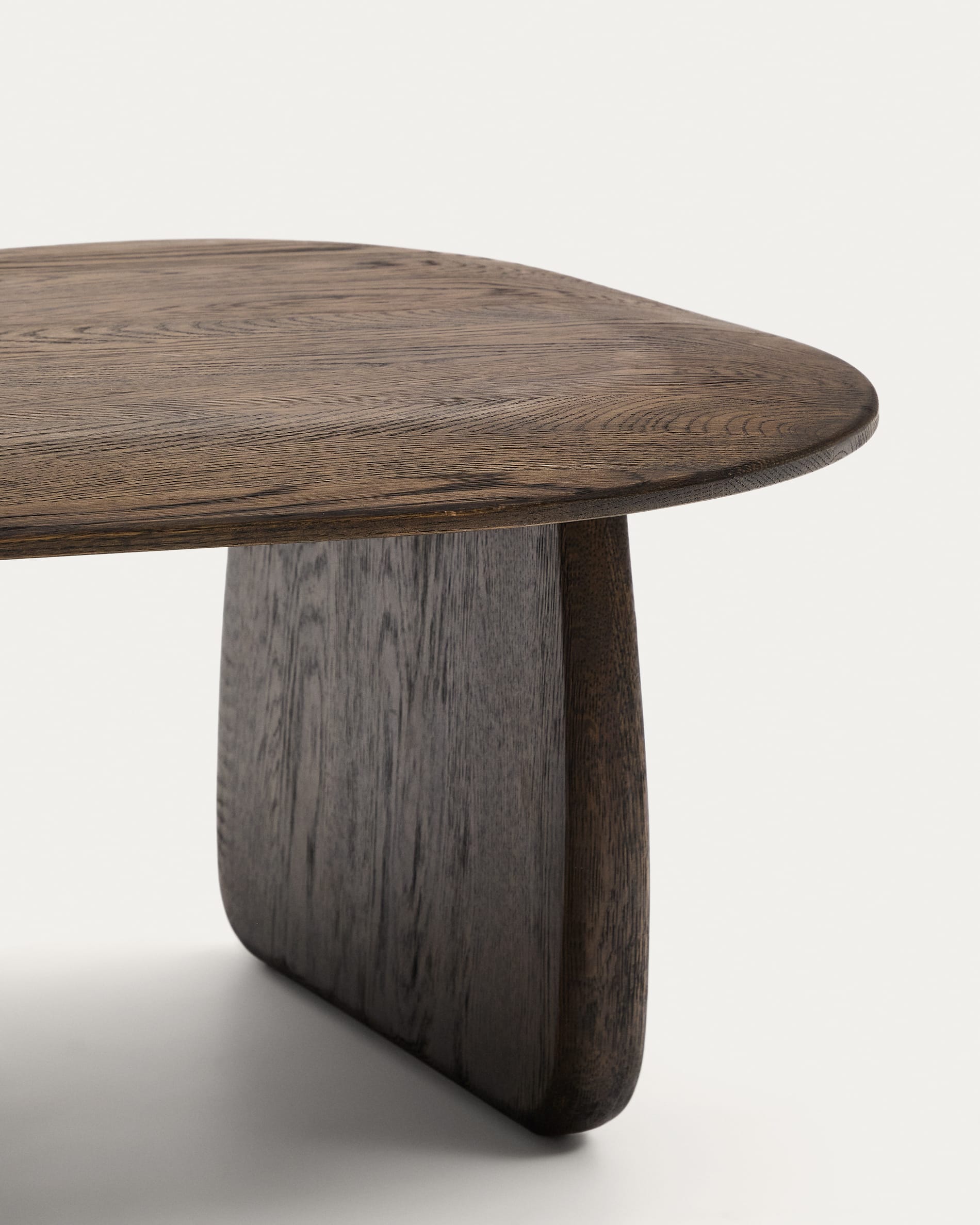 Eleganter Beistelltisch Pirita aus massiver Eiche mit dunklem Finish, 70,6 x 70 cm, FSC-zertifiziert, von Kave Home.