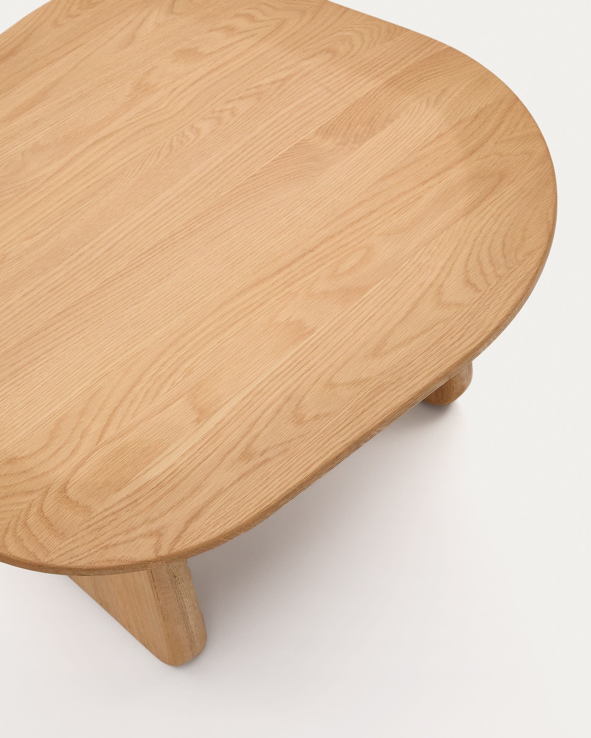 Entdecken Sie den eleganten Beistelltisch Pirita aus 100% FSC-zertifizierter Eiche. Mit 70,6 x 70 cm bietet er stilvolle Ablagefläche und nachhaltigen Chic.