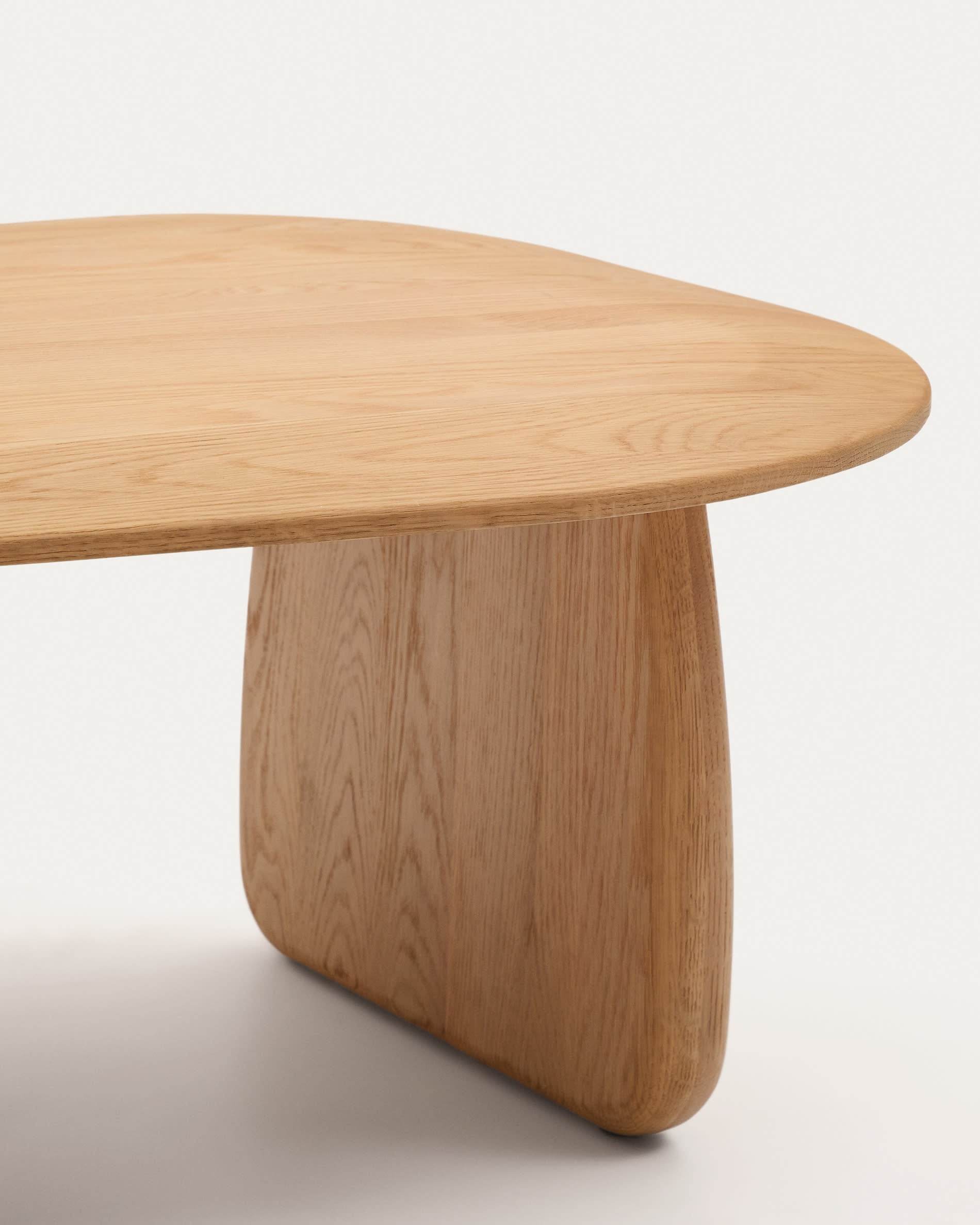 Der Beistelltisch Pirita aus massiver Eiche vereint elegantes Design und Nachhaltigkeit. Mit 70,6 x 70 cm ist er ideal für jeden Wohnraum.